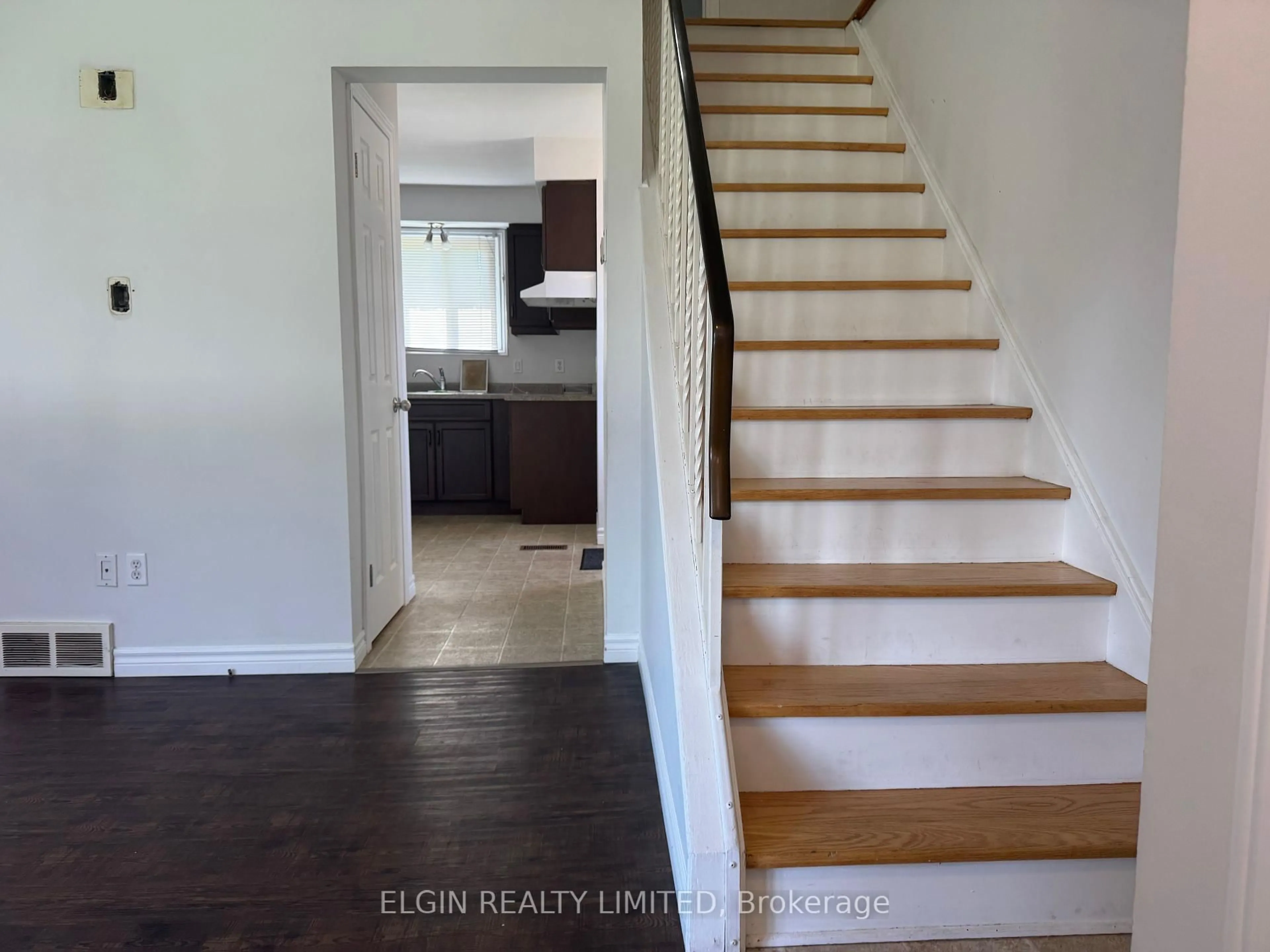 Indoor entryway for 18 Vanier Pl, St. Thomas Ontario N5R 5P8