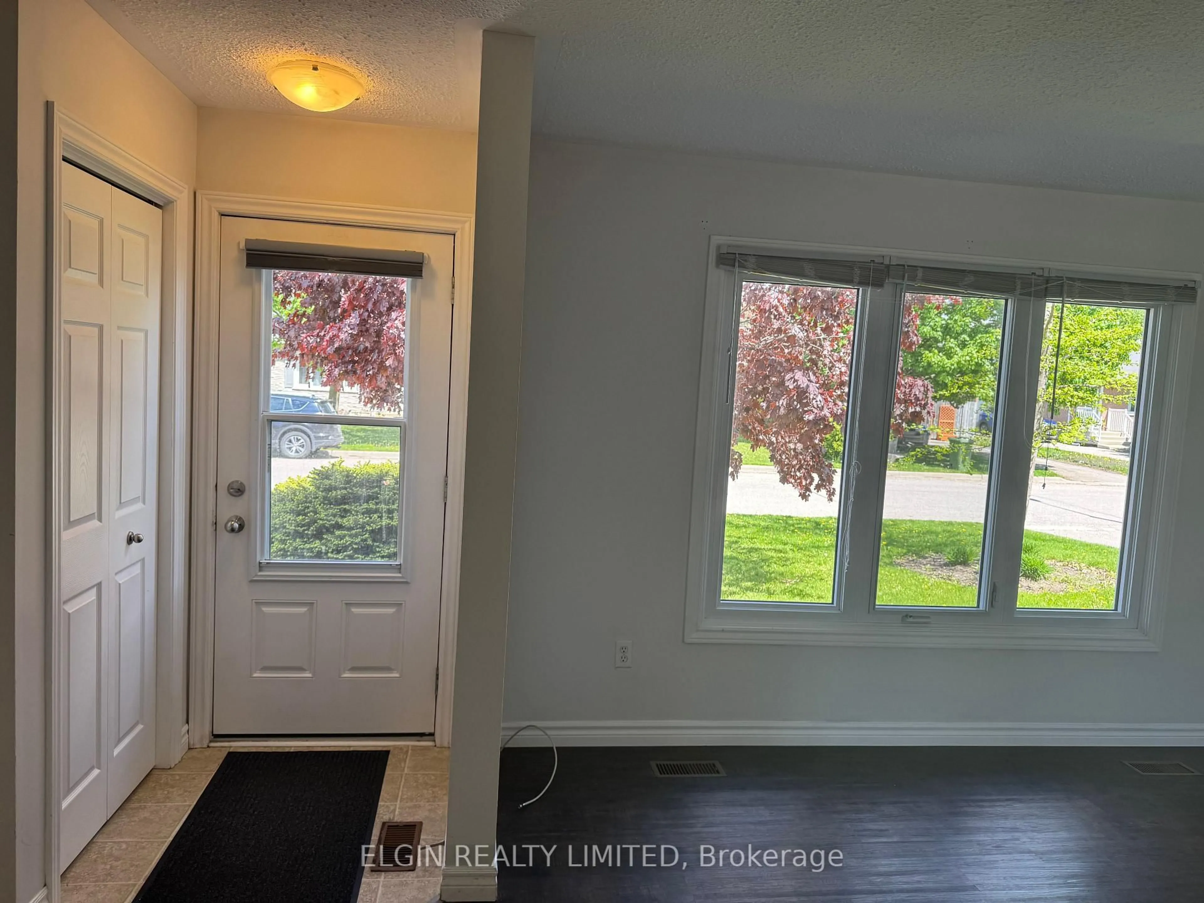 Indoor entryway for 18 Vanier Pl, St. Thomas Ontario N5R 5P8