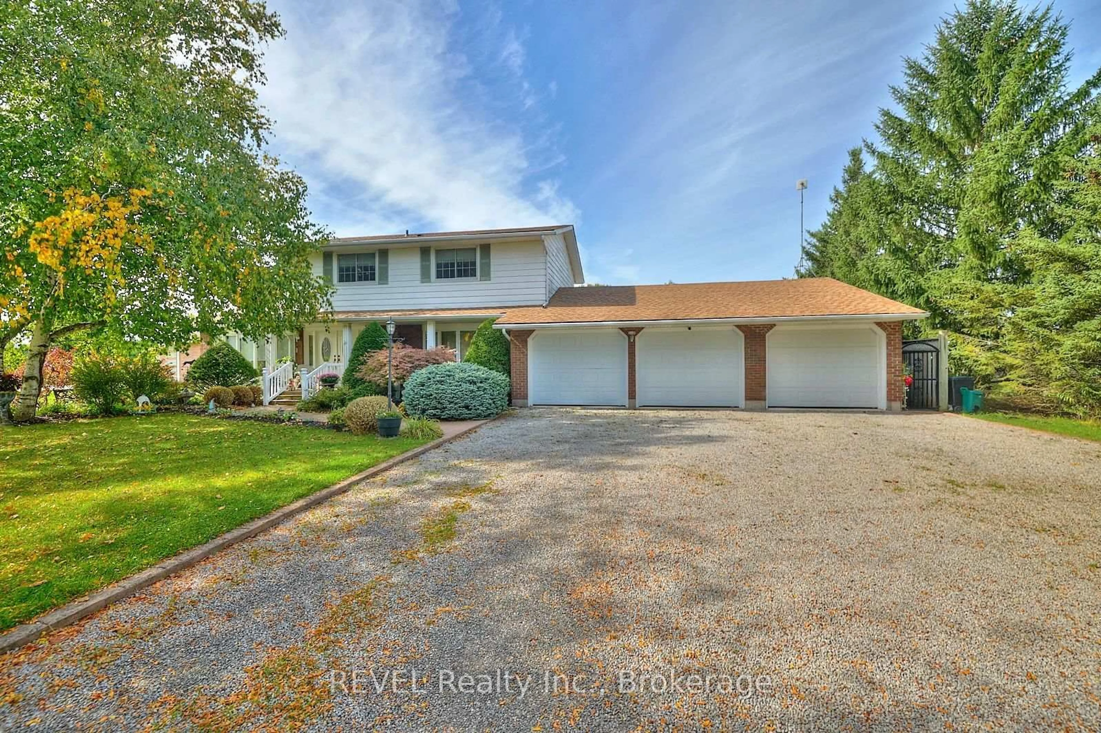 A pic from outside/outdoor area/front of a property/back of a property/a pic from drone, water/lake/river/ocean view for 2065 SEVENTH ST LOUTH N/A, St. Catharines Ontario L2R 6P9