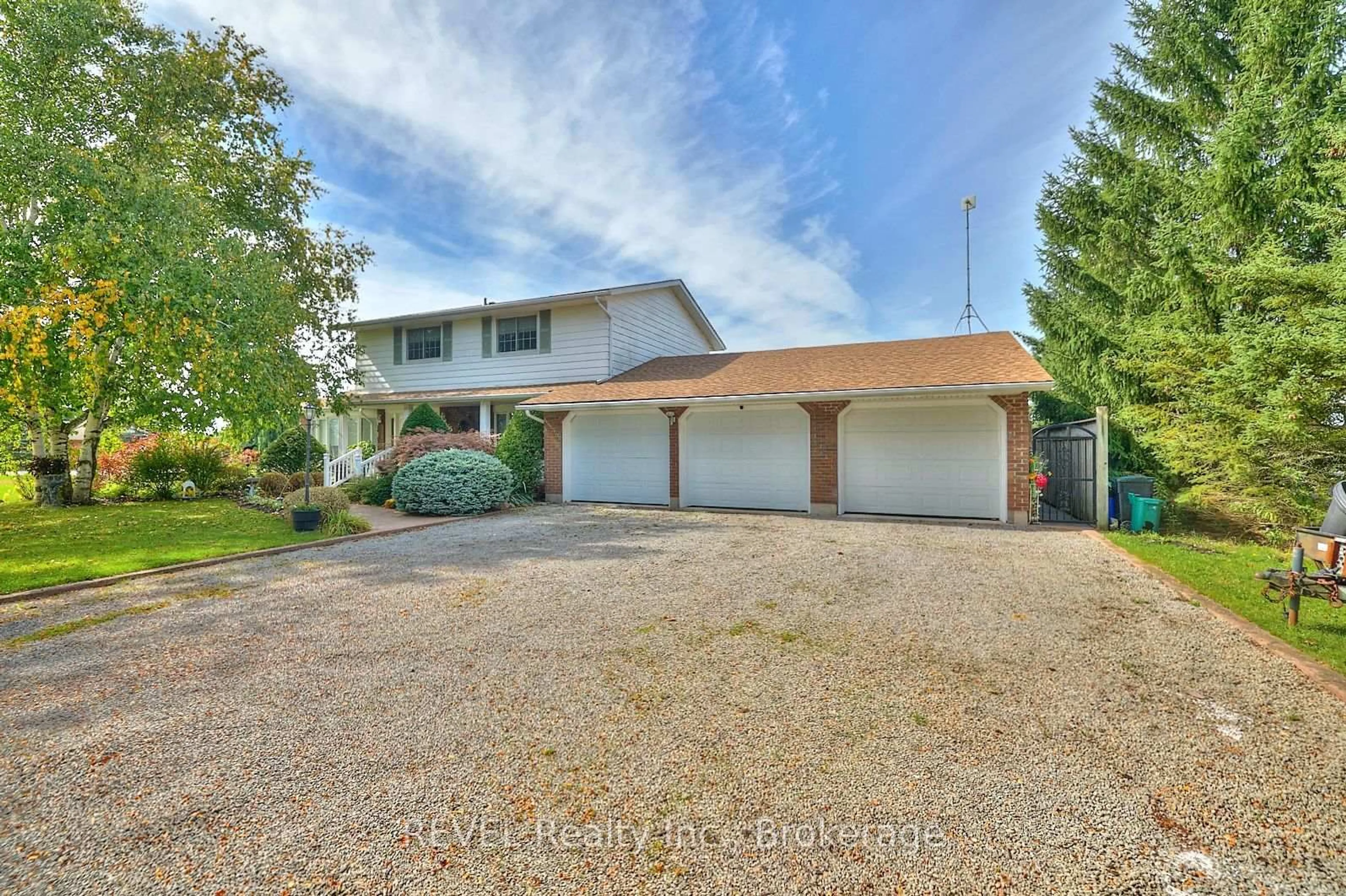 A pic from outside/outdoor area/front of a property/back of a property/a pic from drone, street for 2065 SEVENTH ST LOUTH N/A, St. Catharines Ontario L2R 6P9