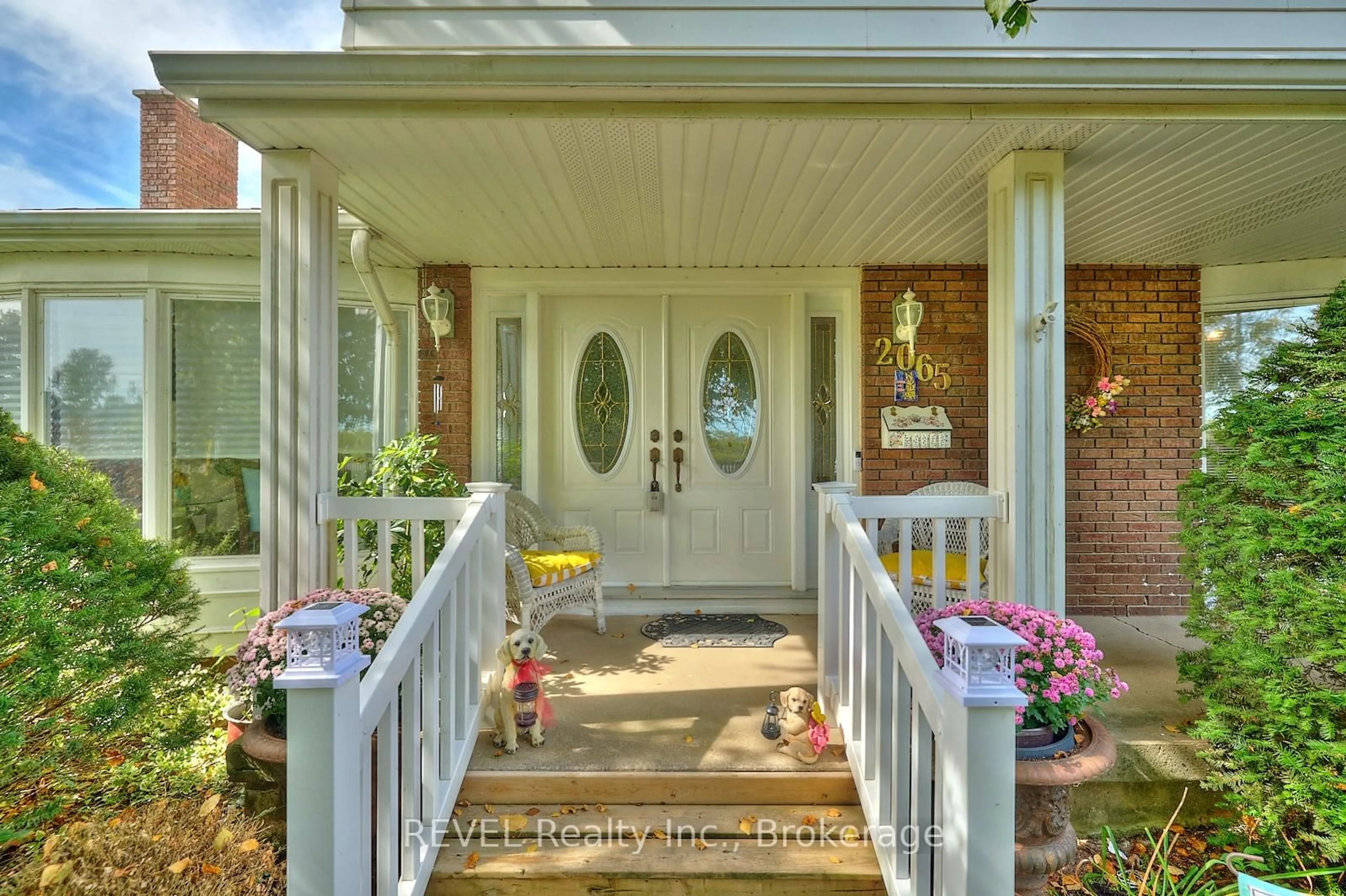 Indoor entryway for 2065 SEVENTH ST LOUTH N/A, St. Catharines Ontario L2R 6P9