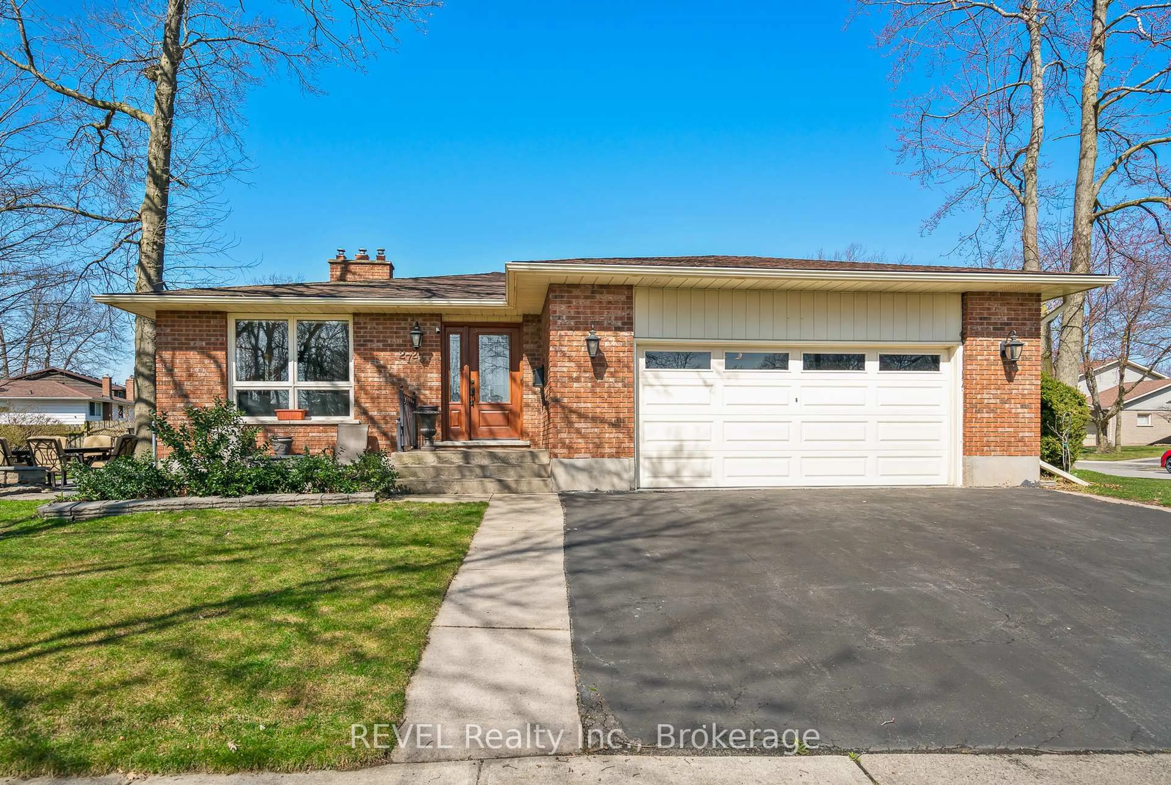 Home with brick exterior material, street for 2723 Lalemant Rd, Niagara Falls Ontario L2J 4G4