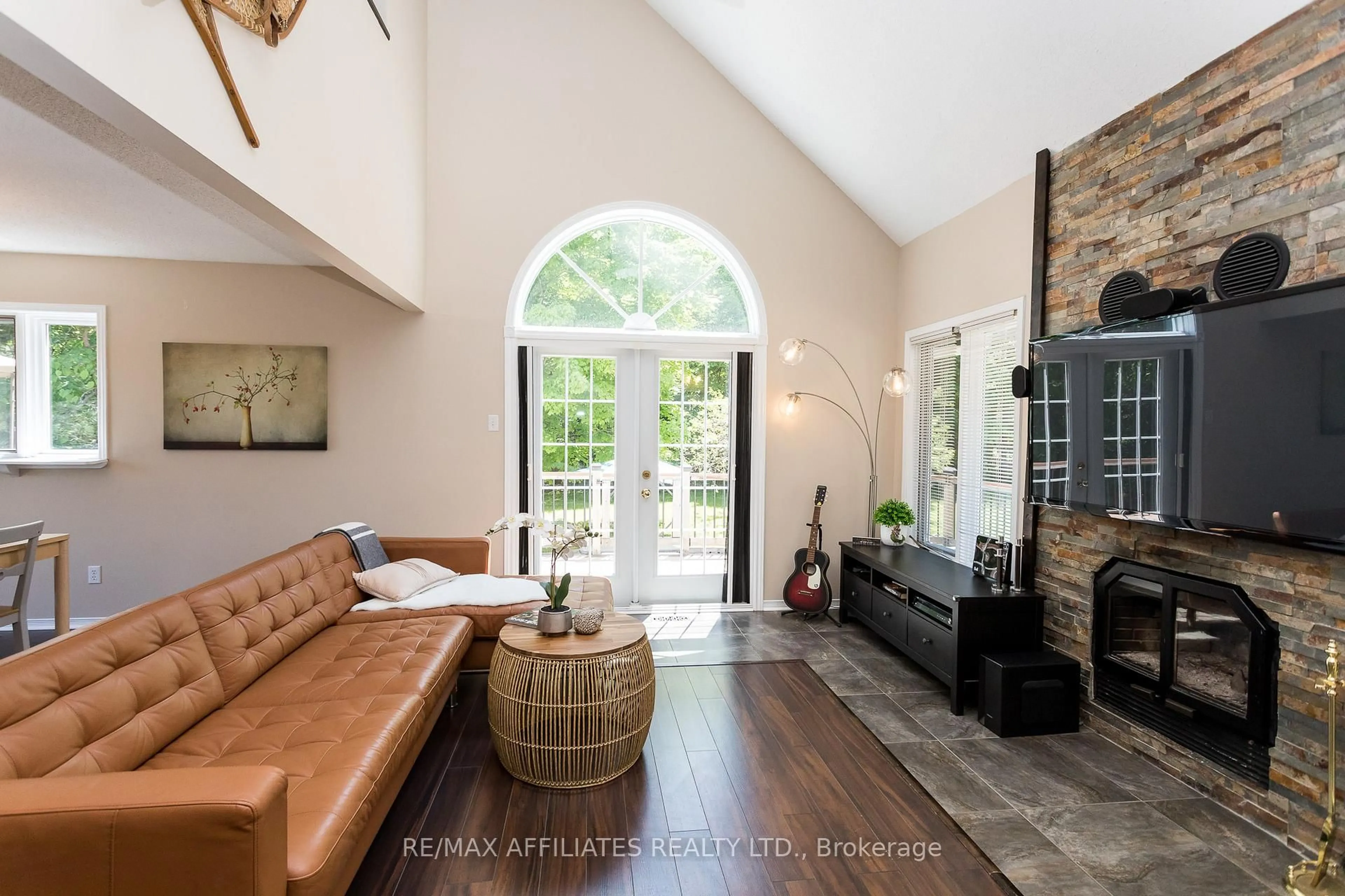 Indoor entryway for 763 NARROWS LOCK Rd #114, Rideau Lakes Ontario K0G 1V0