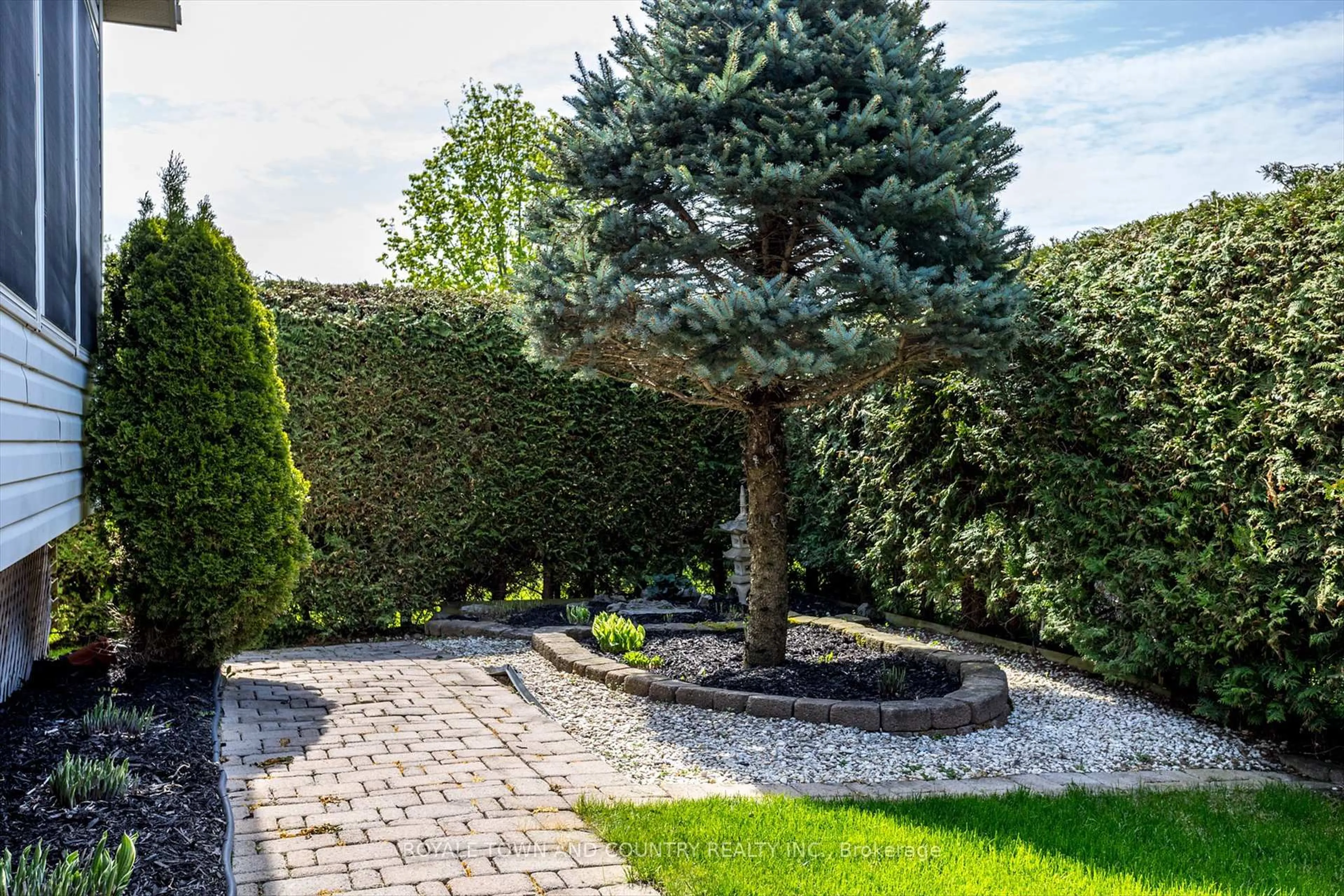 Patio, street for 25 Sylvester Dr, Kawartha Lakes Ontario K9V 6E7