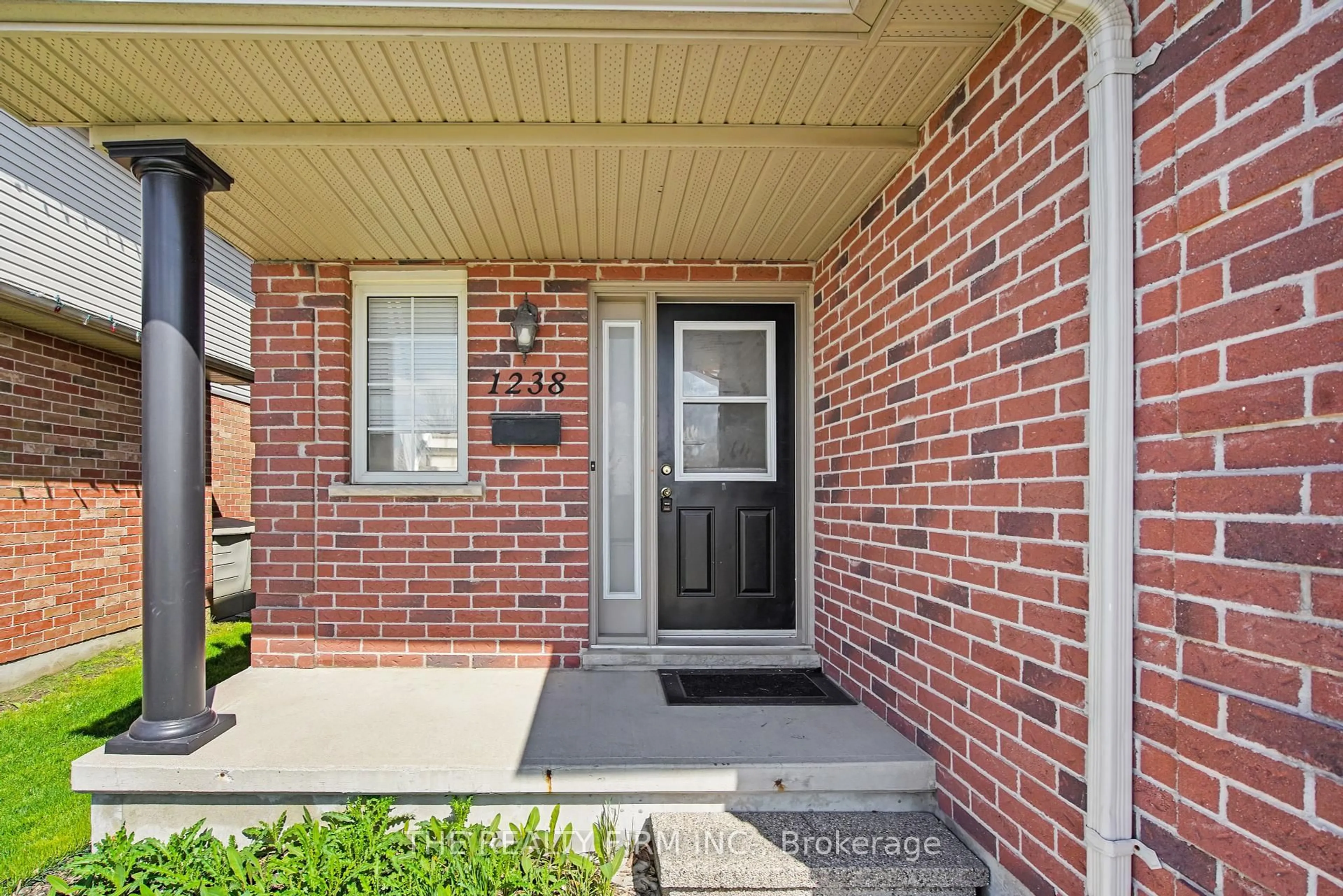 Indoor entryway for 1238 Darnley Blvd, London South Ontario N6M 1L1
