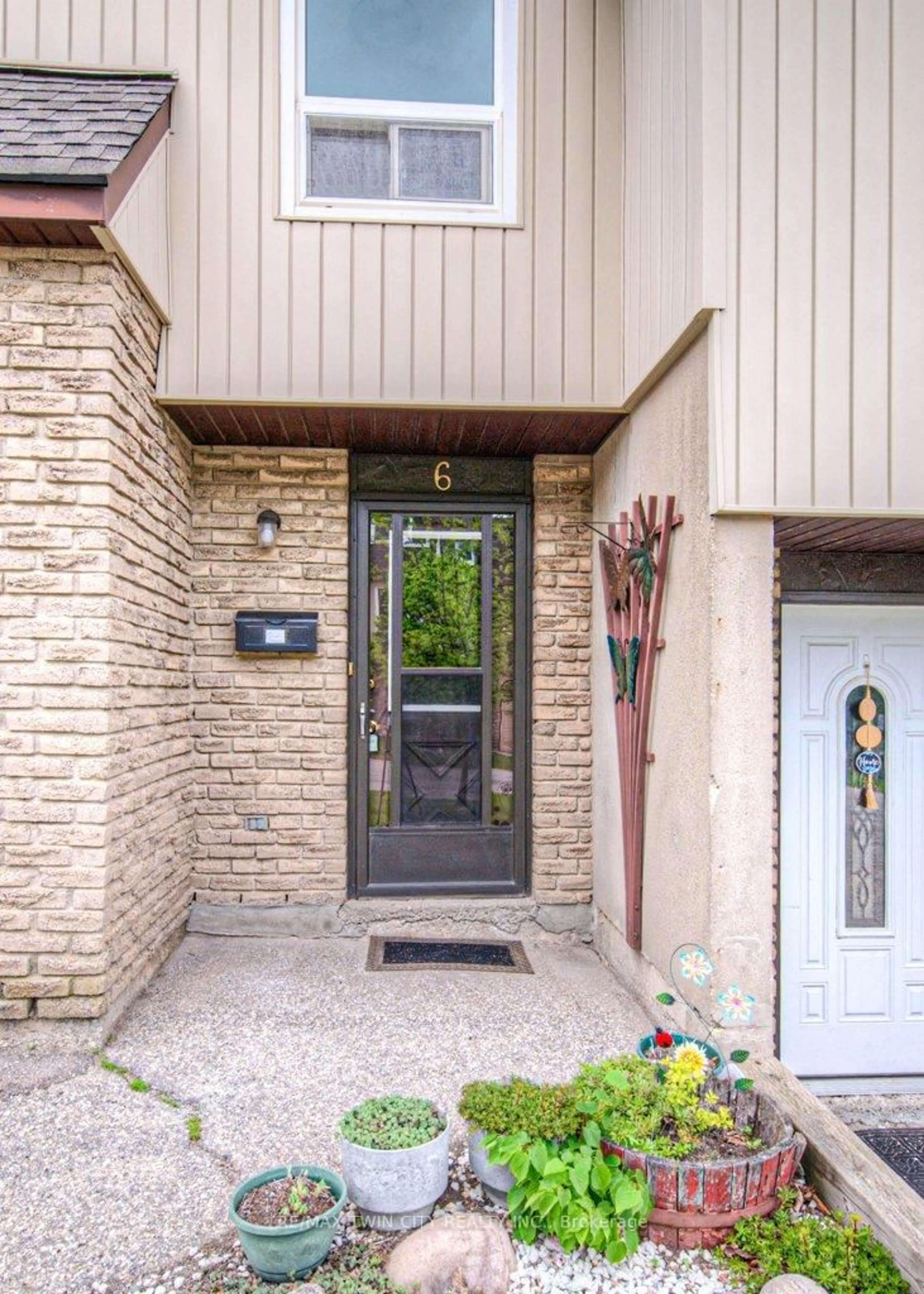 Indoor entryway for 80 Old Country Dr #6, Kitchener Ontario N2E 2E5