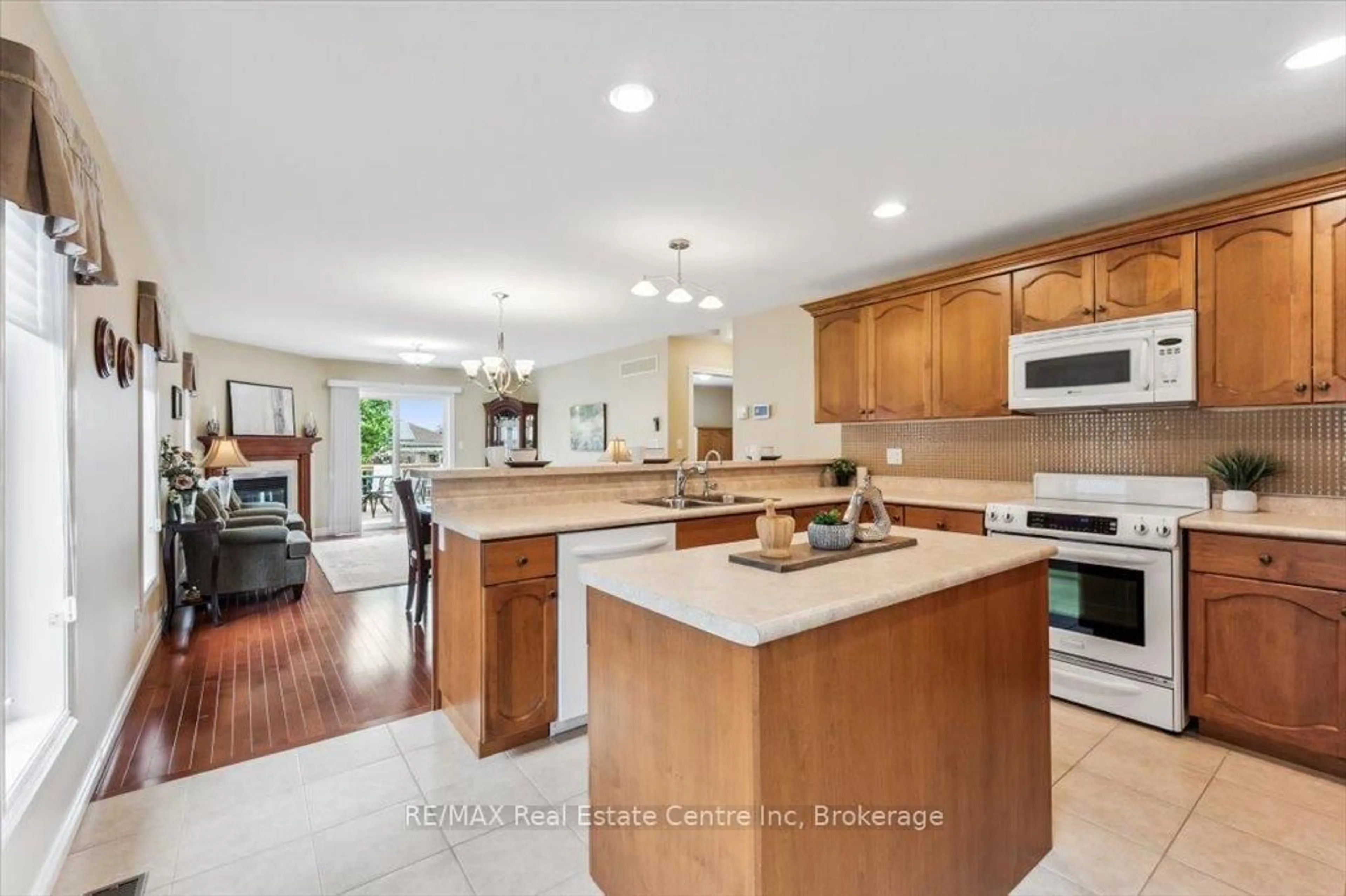 Open concept kitchen, ceramic/tile floor for 35 Ingram Dr, Guelph Ontario N1E 0B1