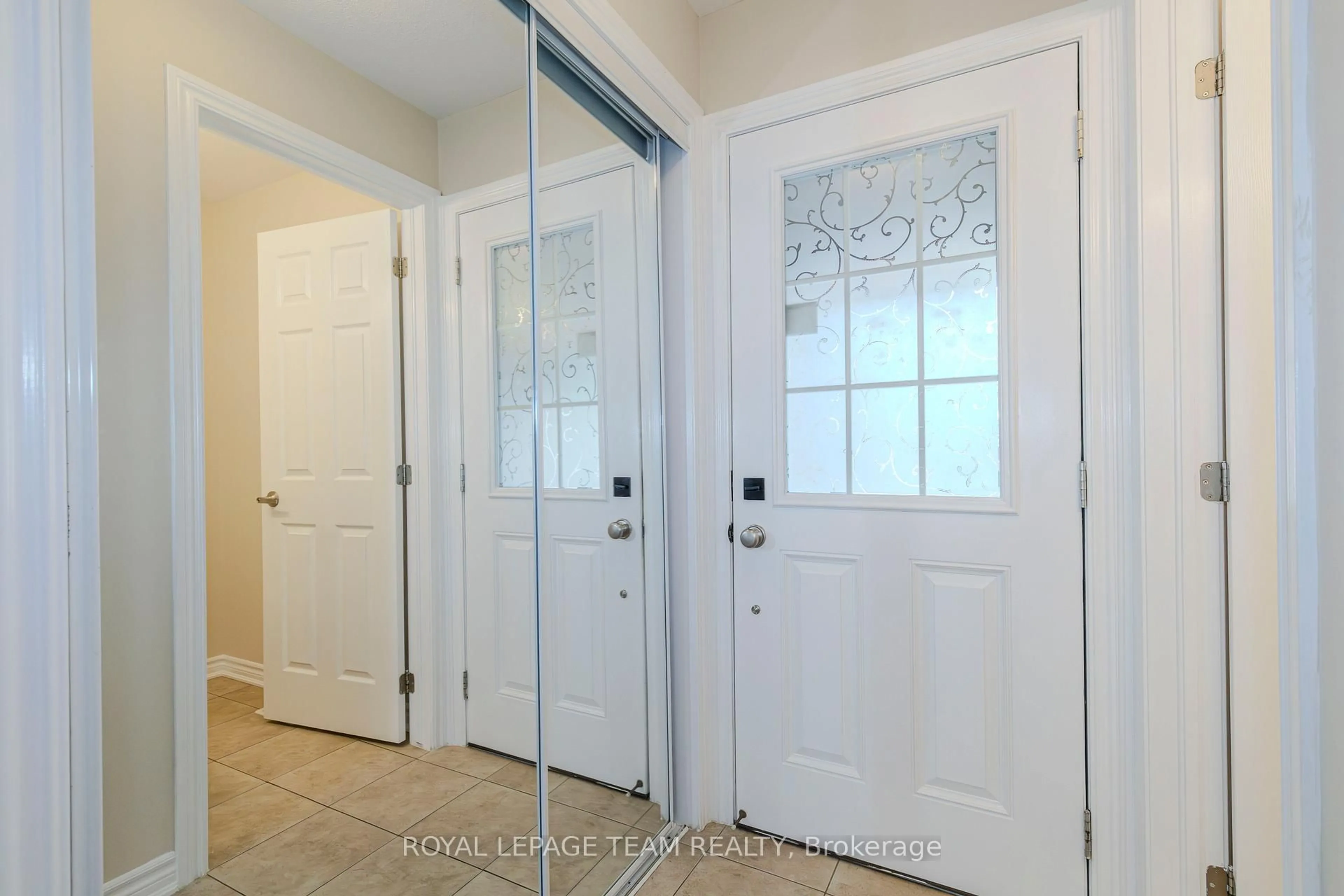 Indoor entryway for 466 Meadowhawk Cres, Ottawa Ontario K2J 5W7