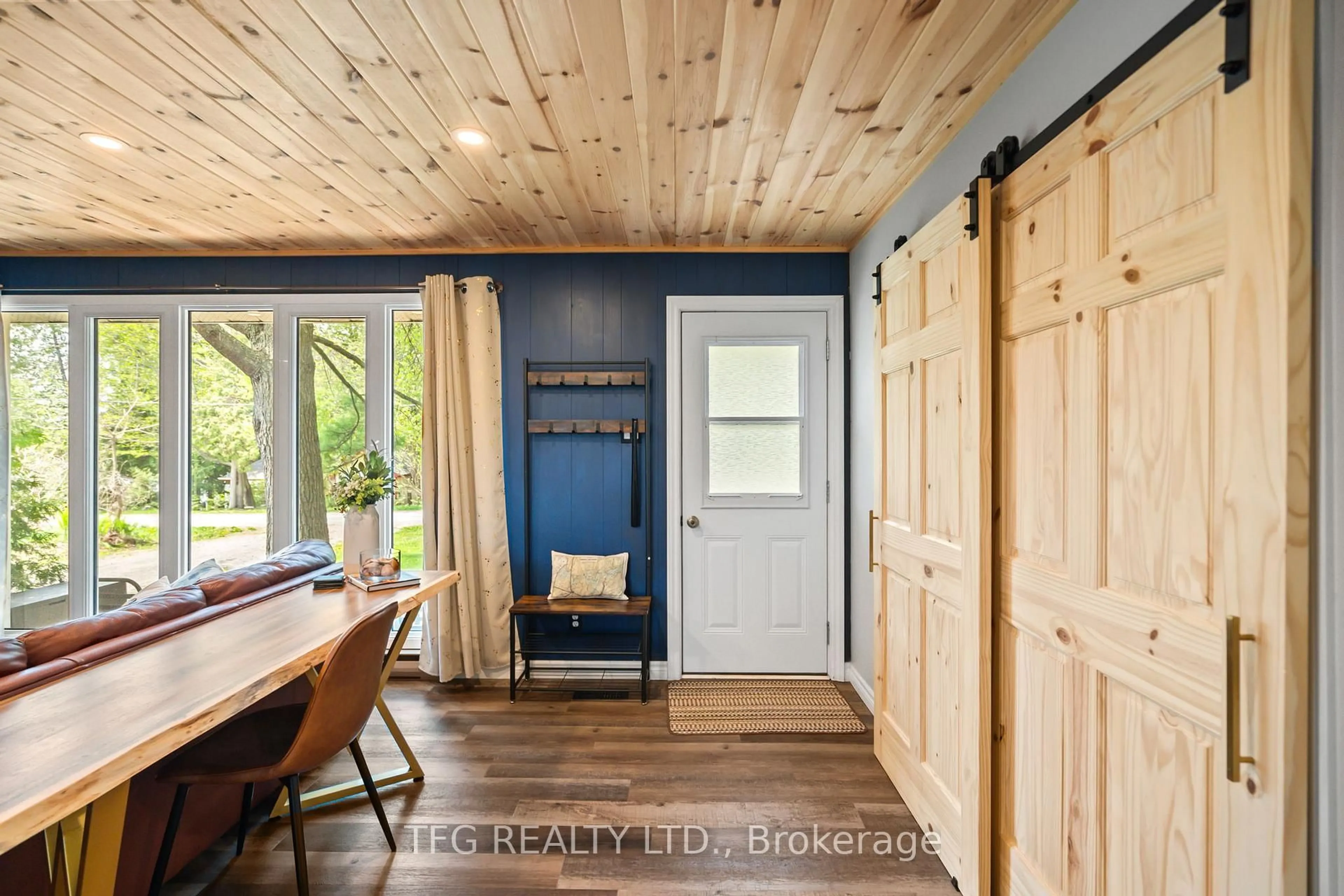 Indoor entryway for 2421 Upper Chemong Dr, Selwyn Ontario K0L 2H0