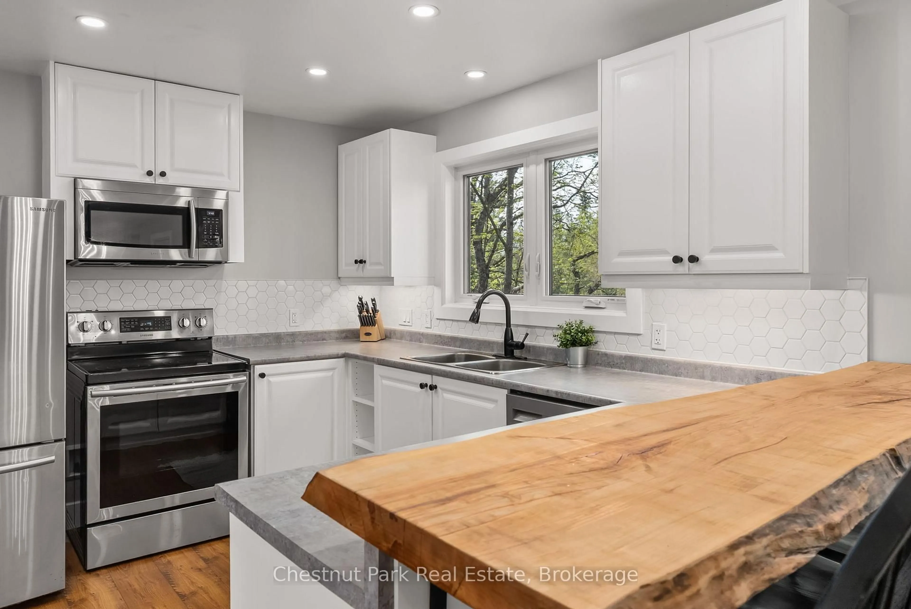 Open concept kitchen, wood/laminate floor for 1205 Old Muskoka Rd, Huntsville Ontario P0B 1M0