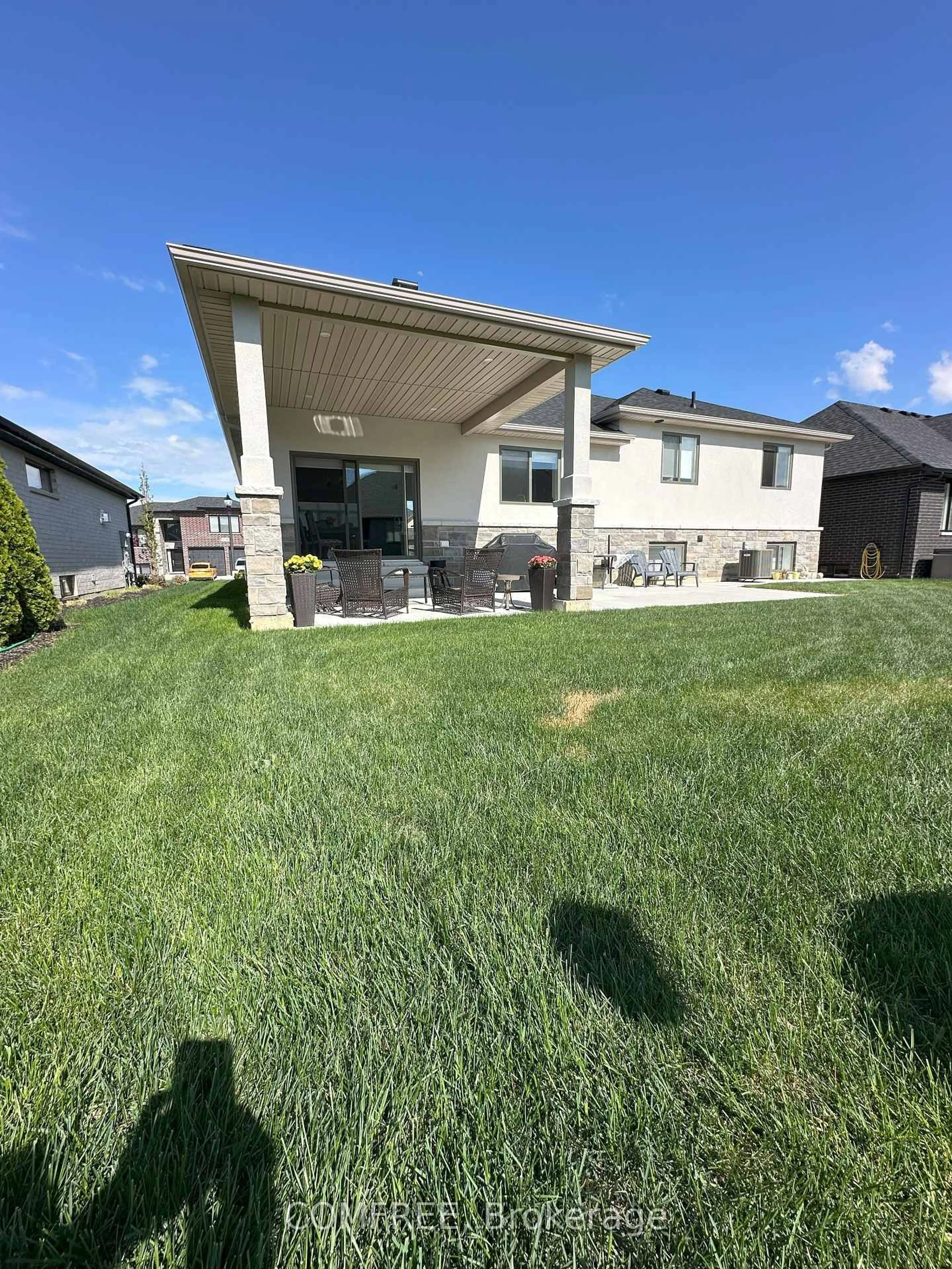 Home with vinyl exterior material, unknown for 1343 Clearwater Ave, Windsor Ontario N8P 0E9