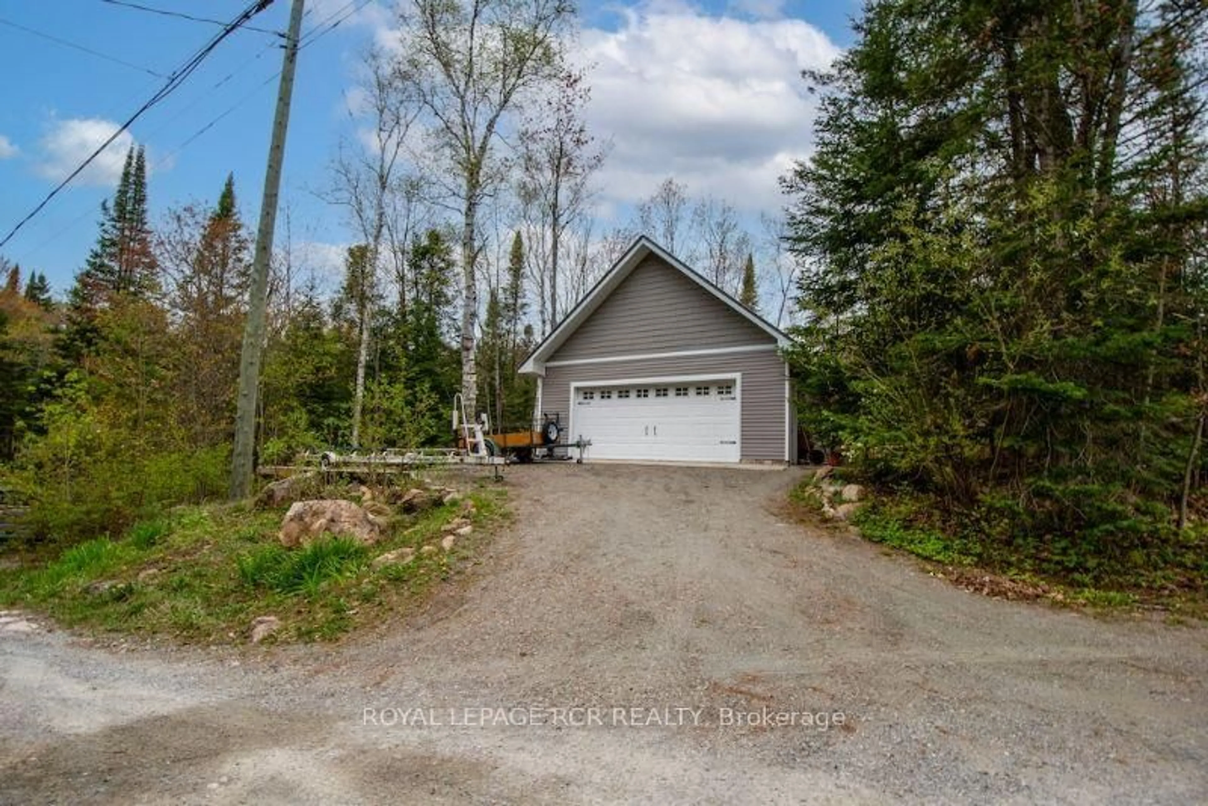 Indoor garage for 1072 Apple Dr, Highlands East Ontario K0M 1R0
