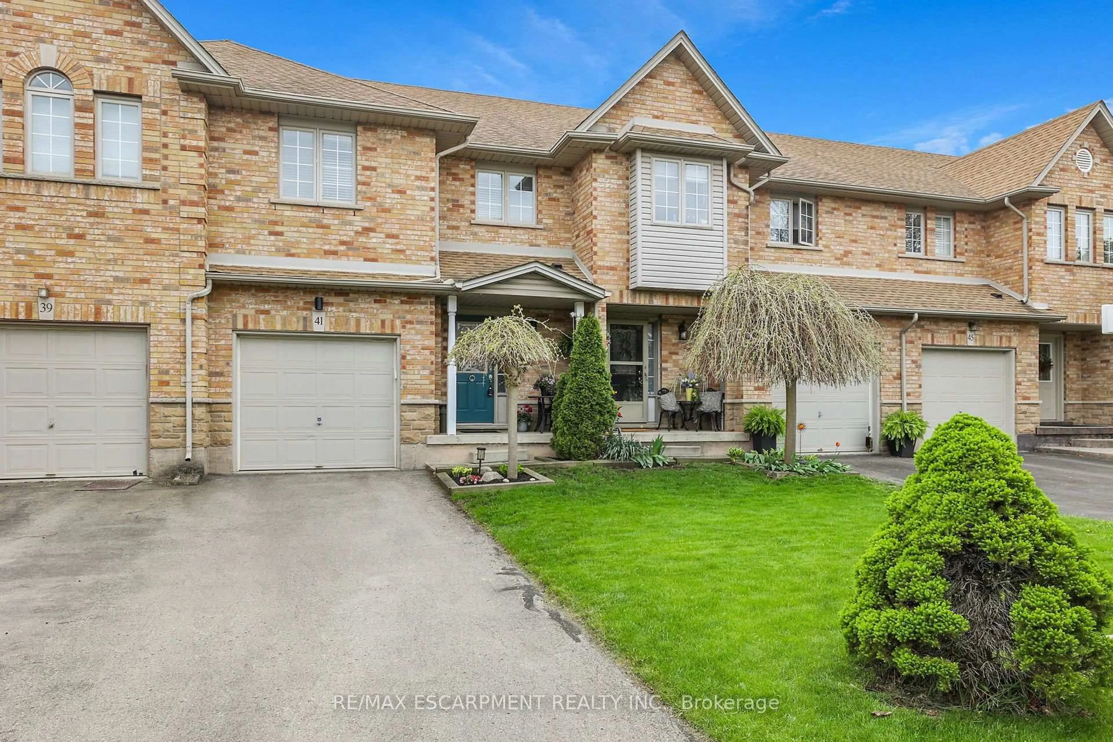 A pic from outside/outdoor area/front of a property/back of a property/a pic from drone, street for 41 Magnolia Cres, Grimsby Ontario L3M 5N1