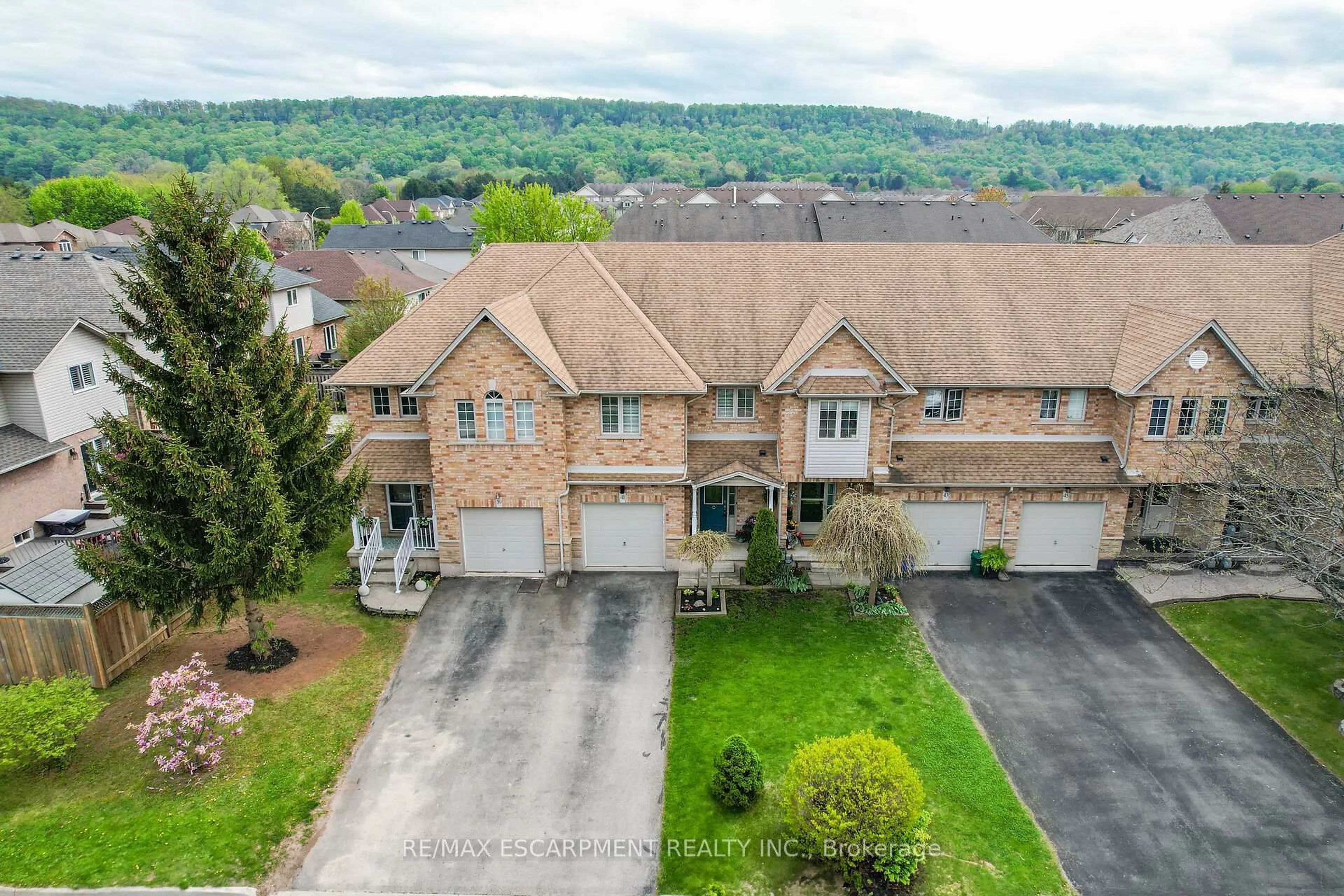 A pic from outside/outdoor area/front of a property/back of a property/a pic from drone, mountain view for 41 Magnolia Cres, Grimsby Ontario L3M 5N1
