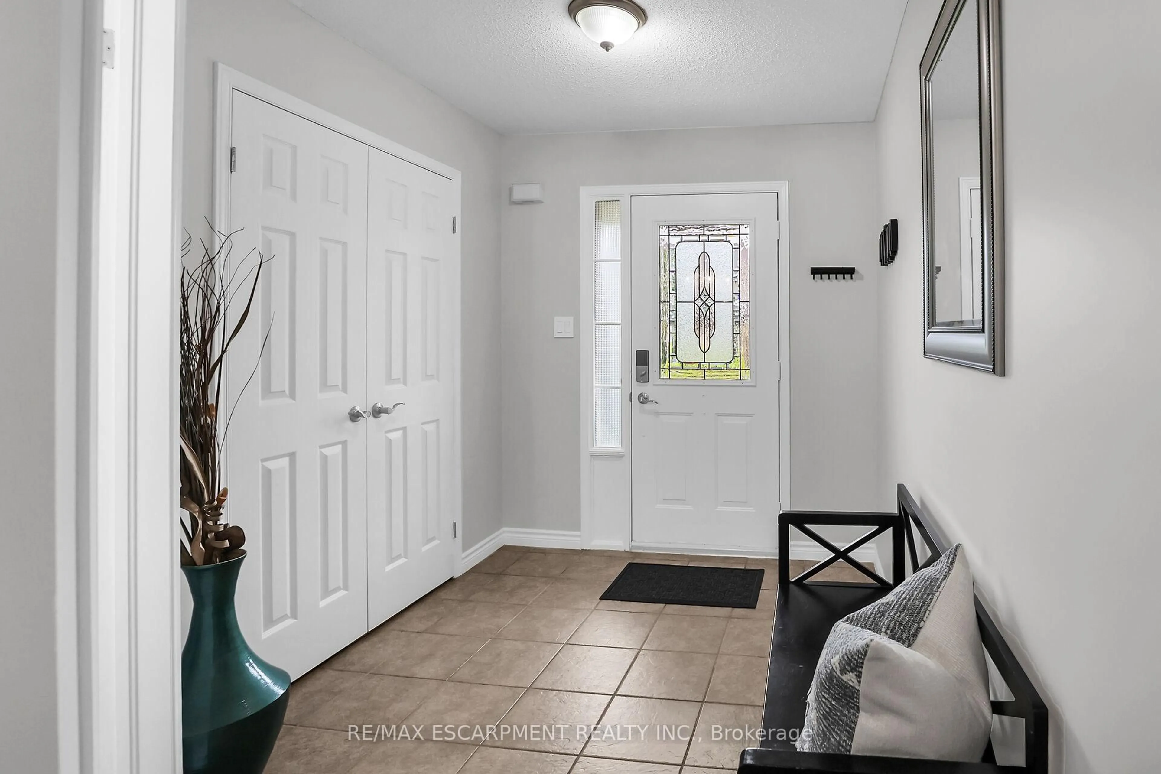Indoor entryway for 41 Magnolia Cres, Grimsby Ontario L3M 5N1