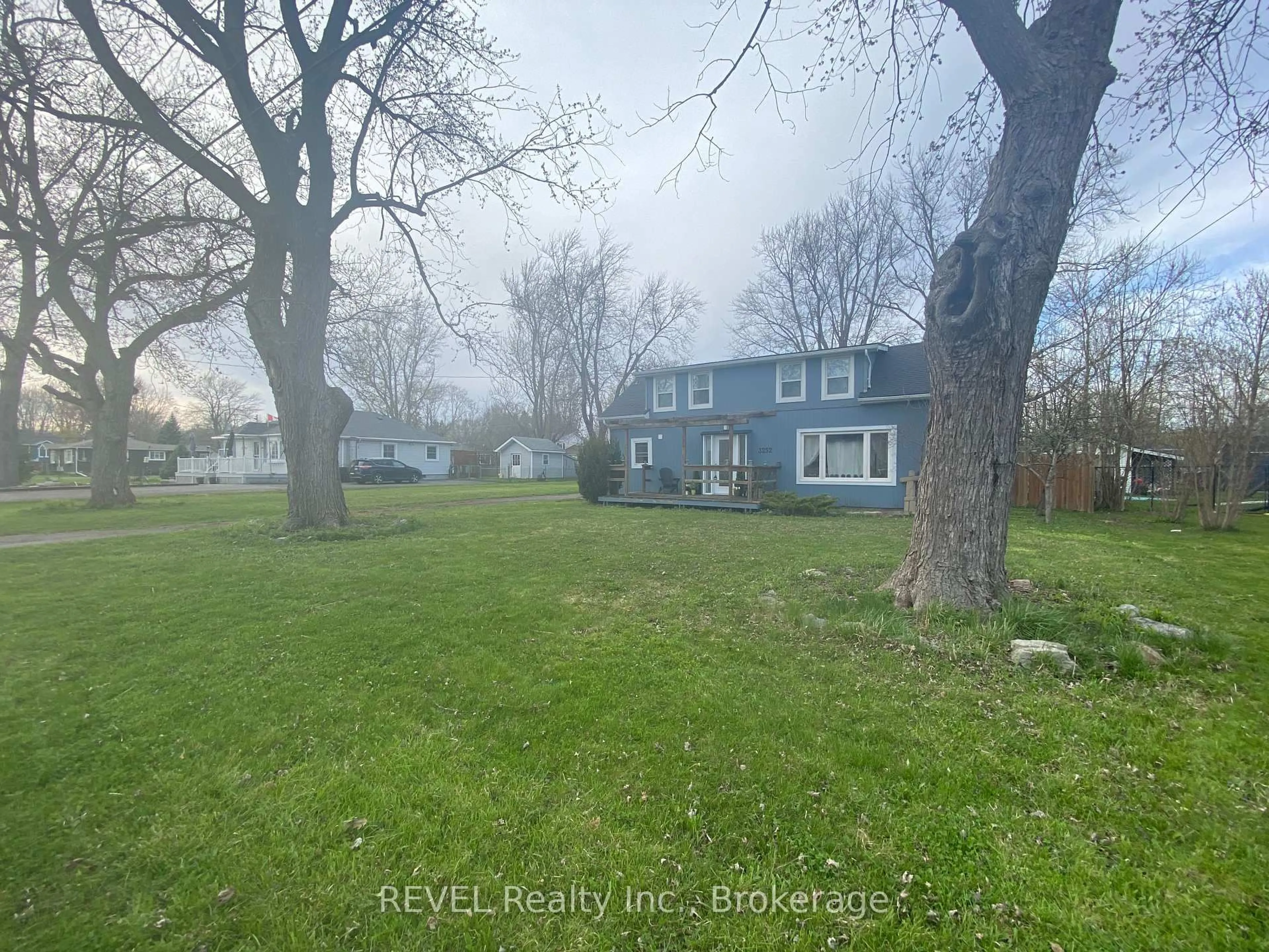 A pic from outside/outdoor area/front of a property/back of a property/a pic from drone, street for 3252 Young Ave, Fort Erie Ontario L0S 1N0