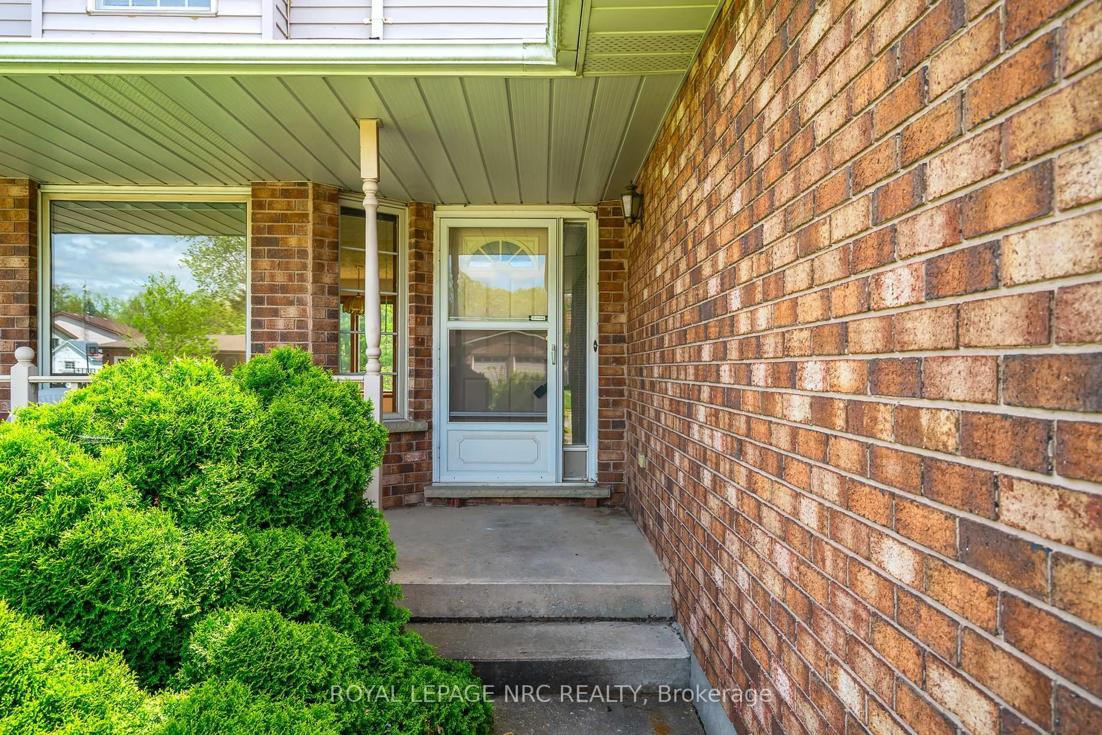 Indoor entryway for 83 MELISSA Cres, Welland Ontario L3C 6M5