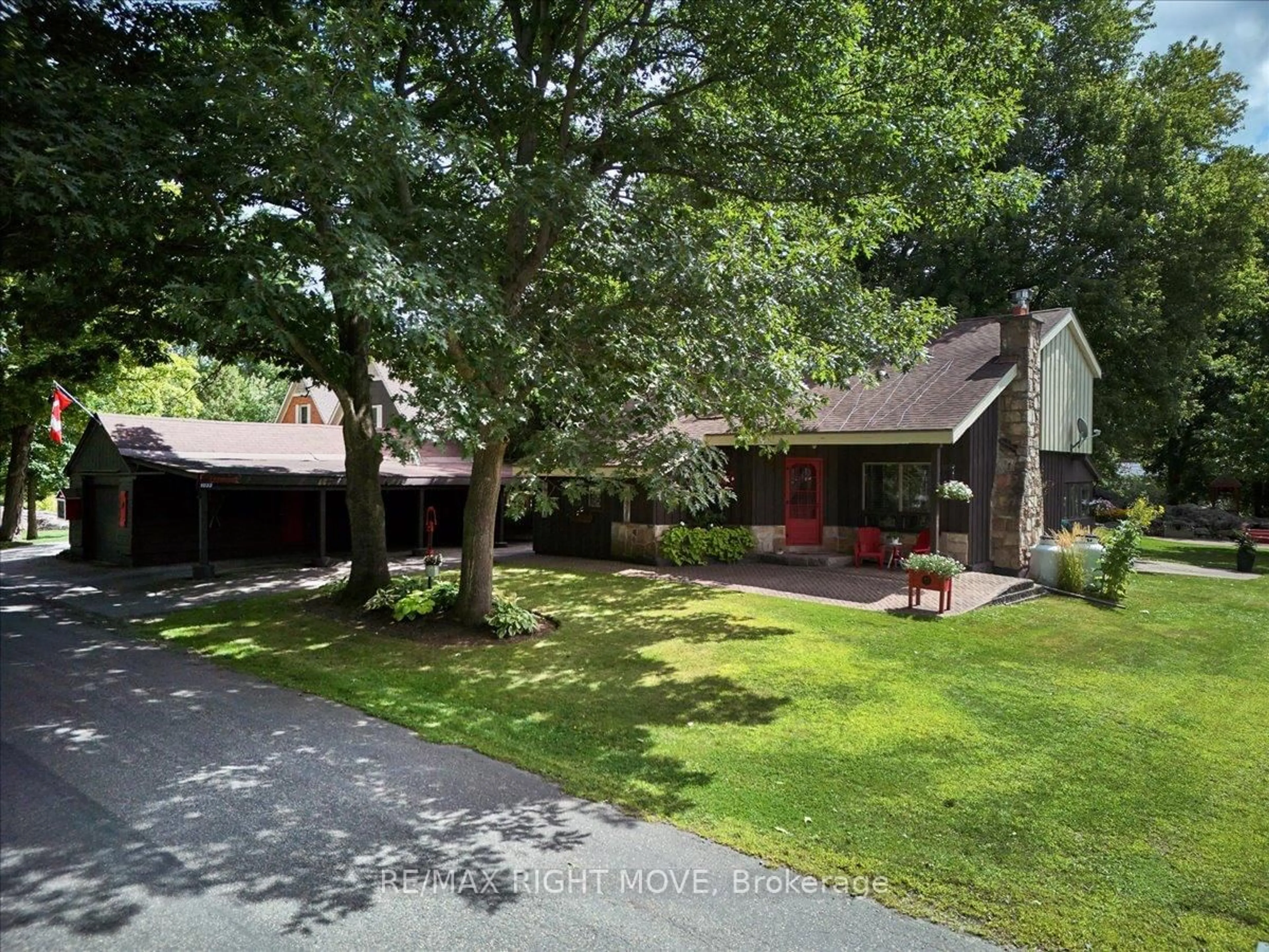 A pic from outside/outdoor area/front of a property/back of a property/a pic from drone, unknown for 1032 Cowbell Lane, Gravenhurst Ontario P0E 1N0