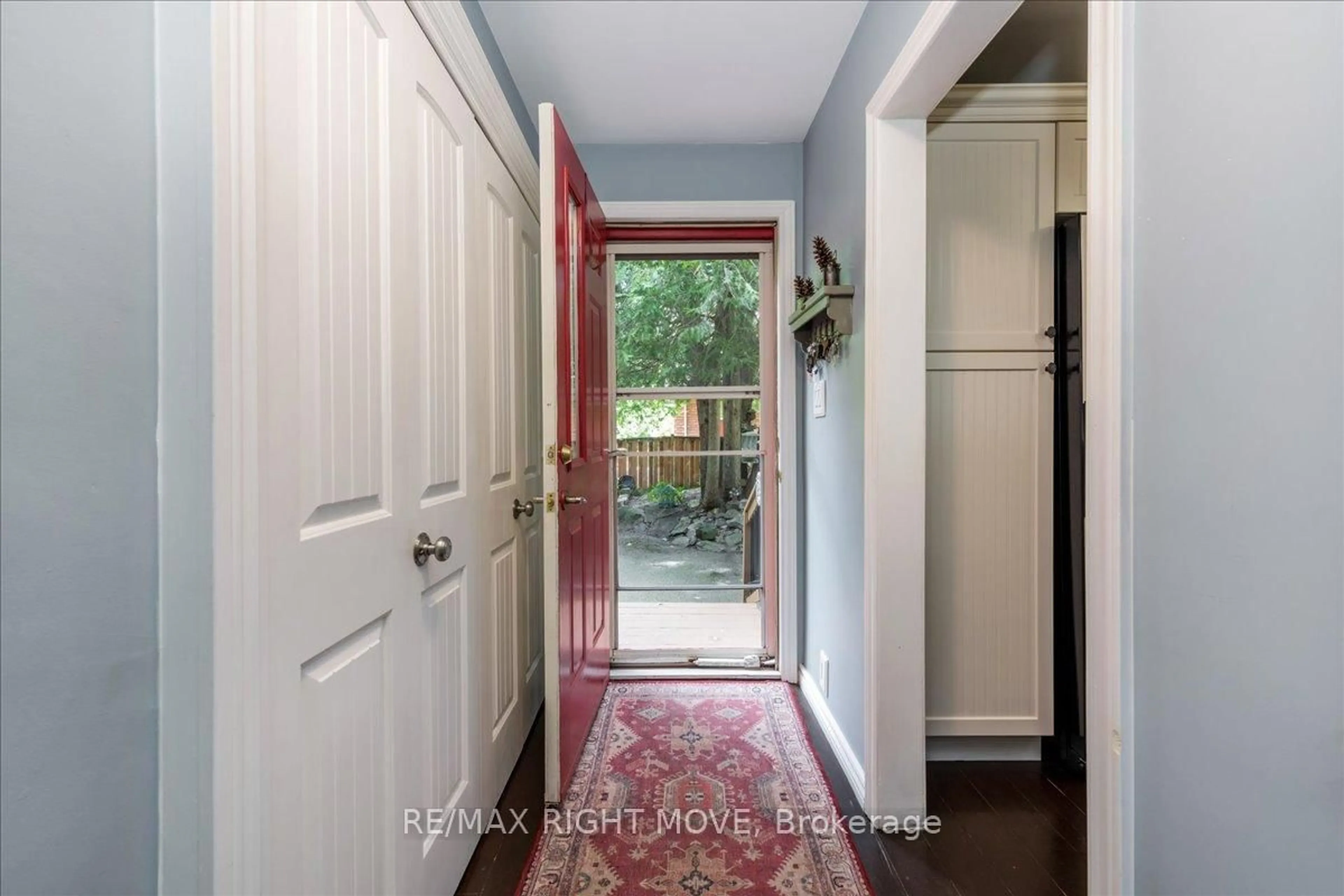 Indoor entryway for 1032 Cowbell Lane, Gravenhurst Ontario P0E 1N0