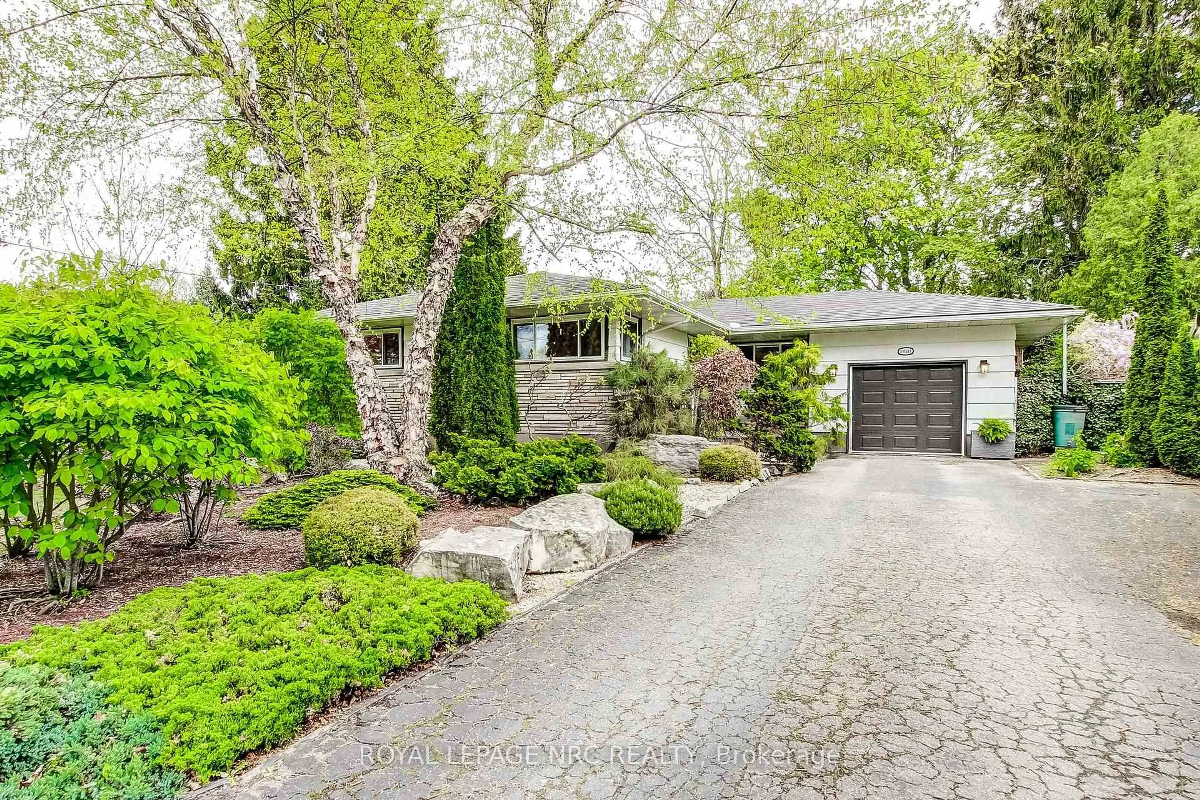Home with brick exterior material, street for 8 Rice Ave, St. Catharines Ontario L2M 2Y3