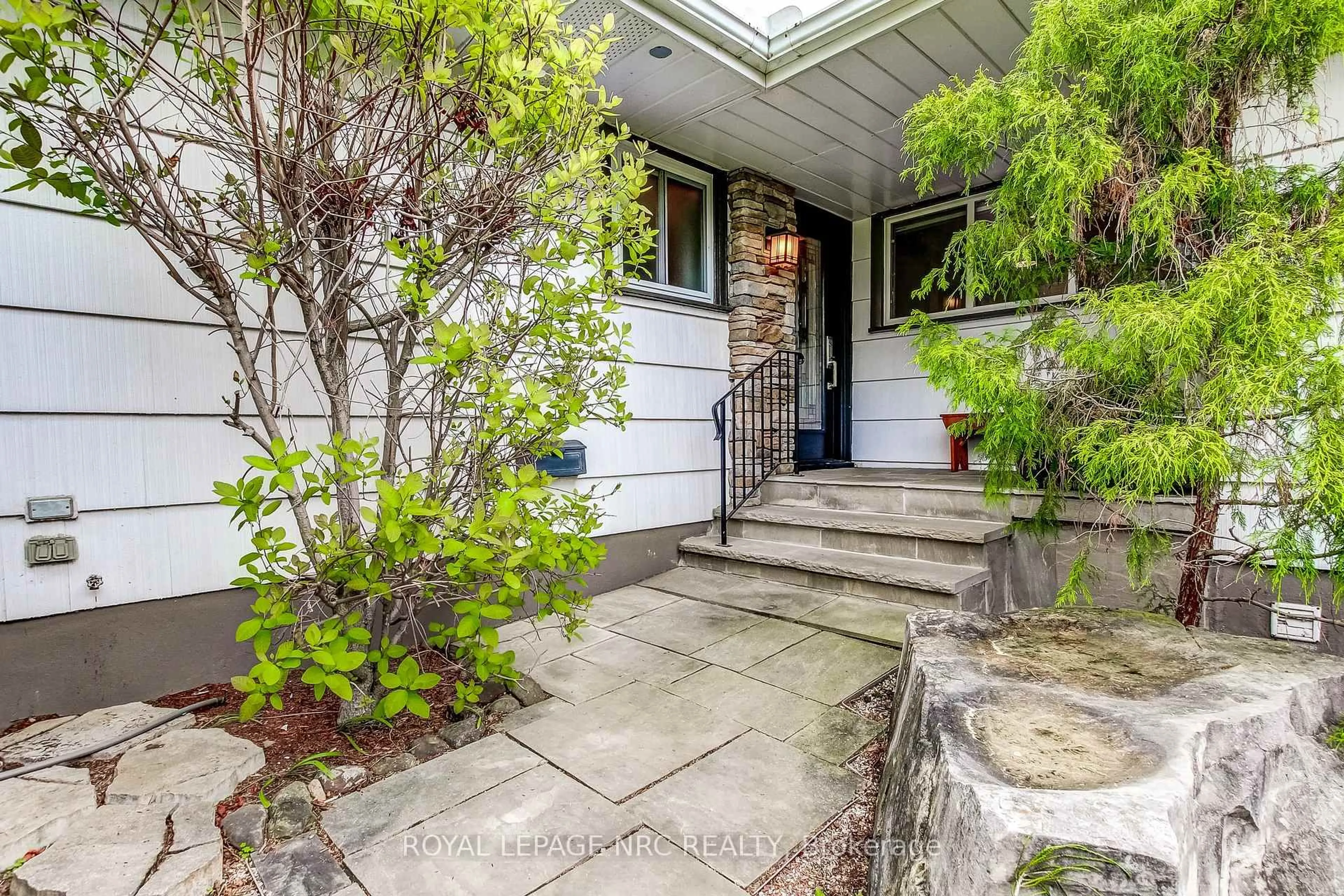 Indoor entryway for 8 Rice Ave, St. Catharines Ontario L2M 2Y3