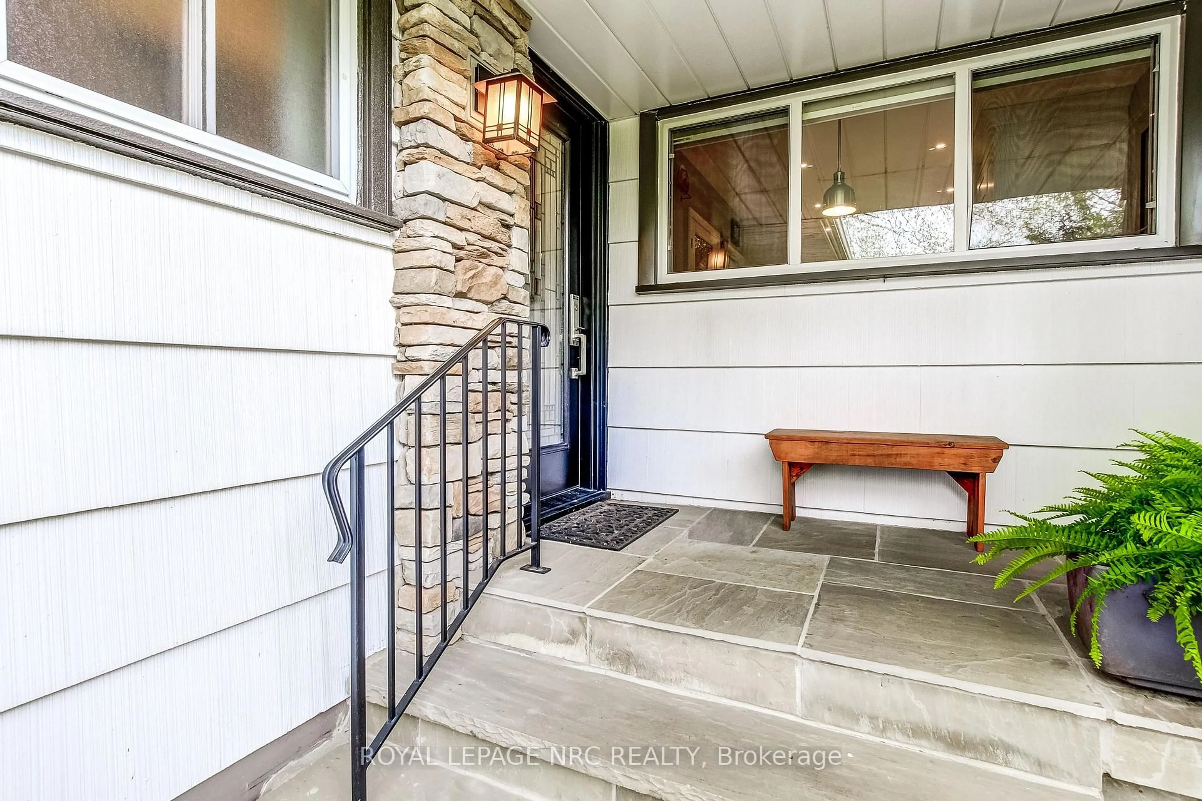 Indoor entryway for 8 Rice Ave, St. Catharines Ontario L2M 2Y3