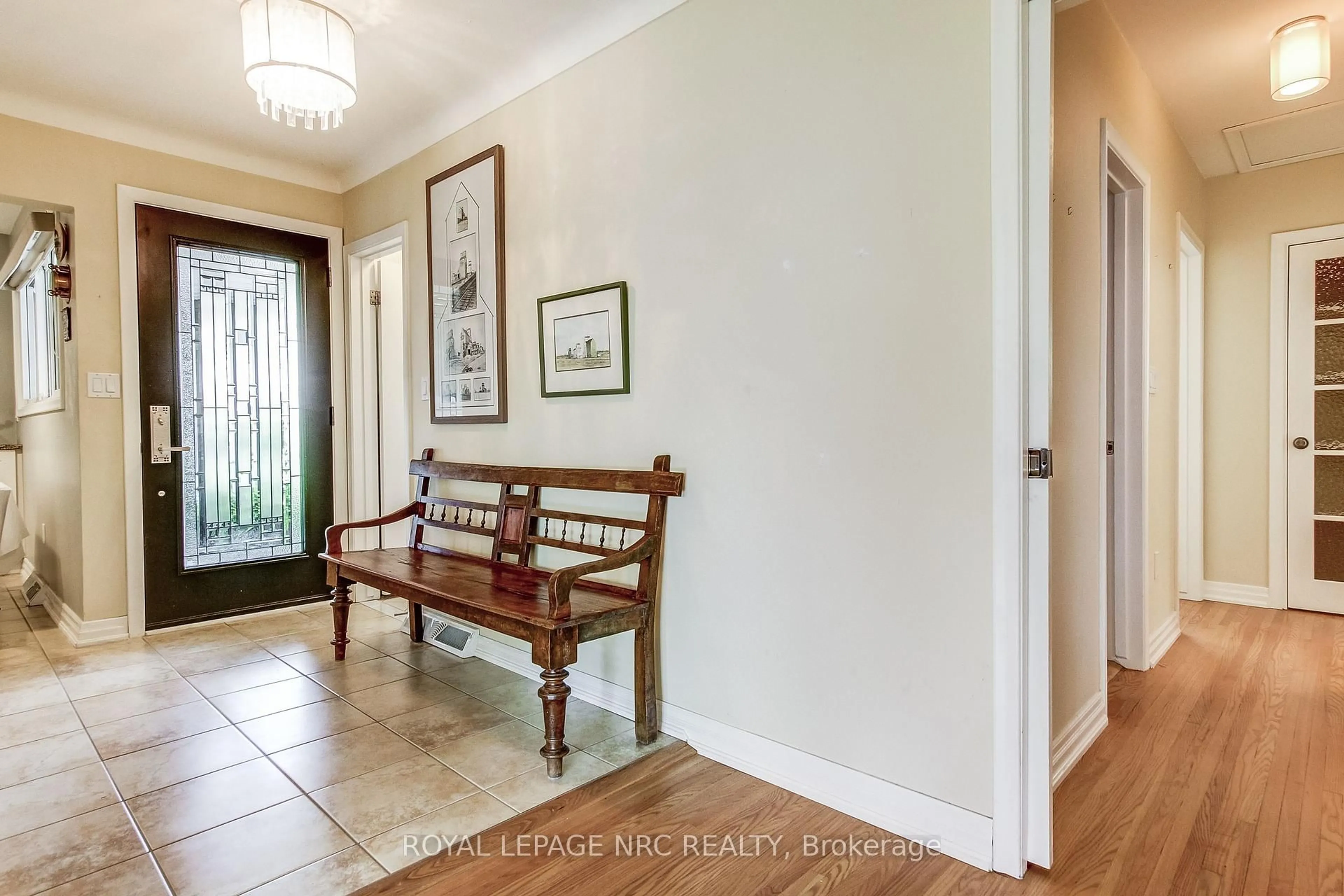 Indoor entryway for 8 Rice Ave, St. Catharines Ontario L2M 2Y3