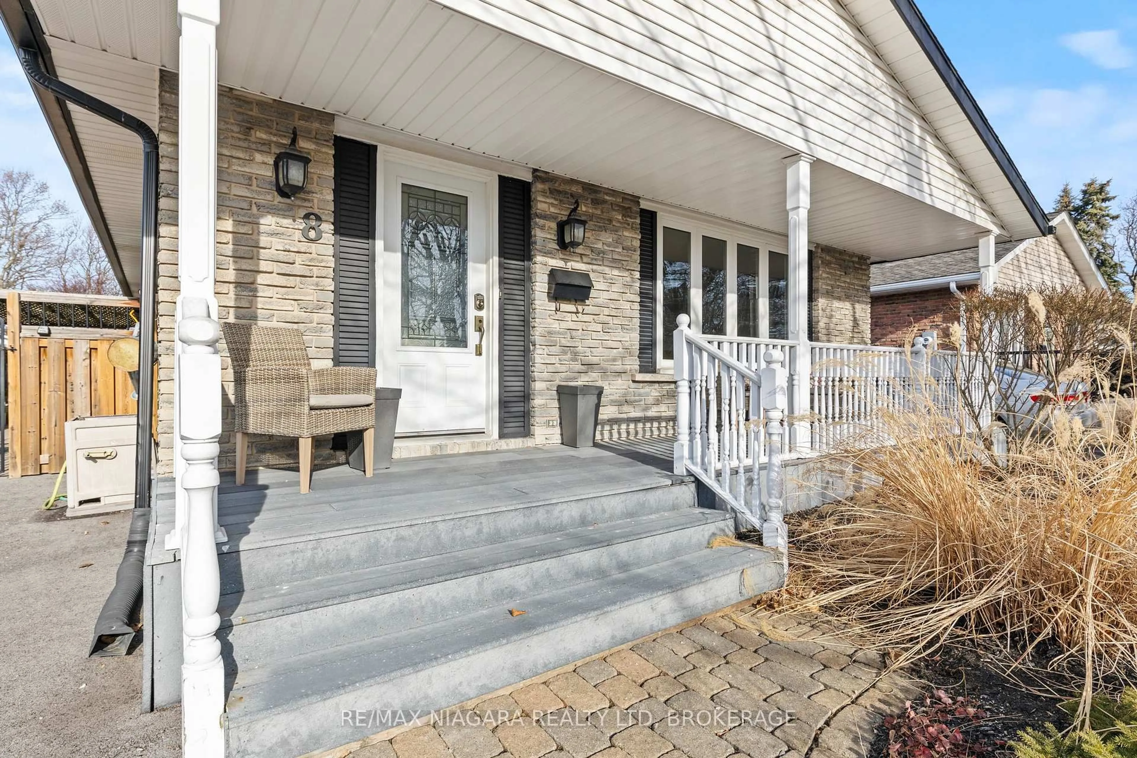 Unknown for 8 Carousel Circ, St. Catharines Ontario L2N 6E1