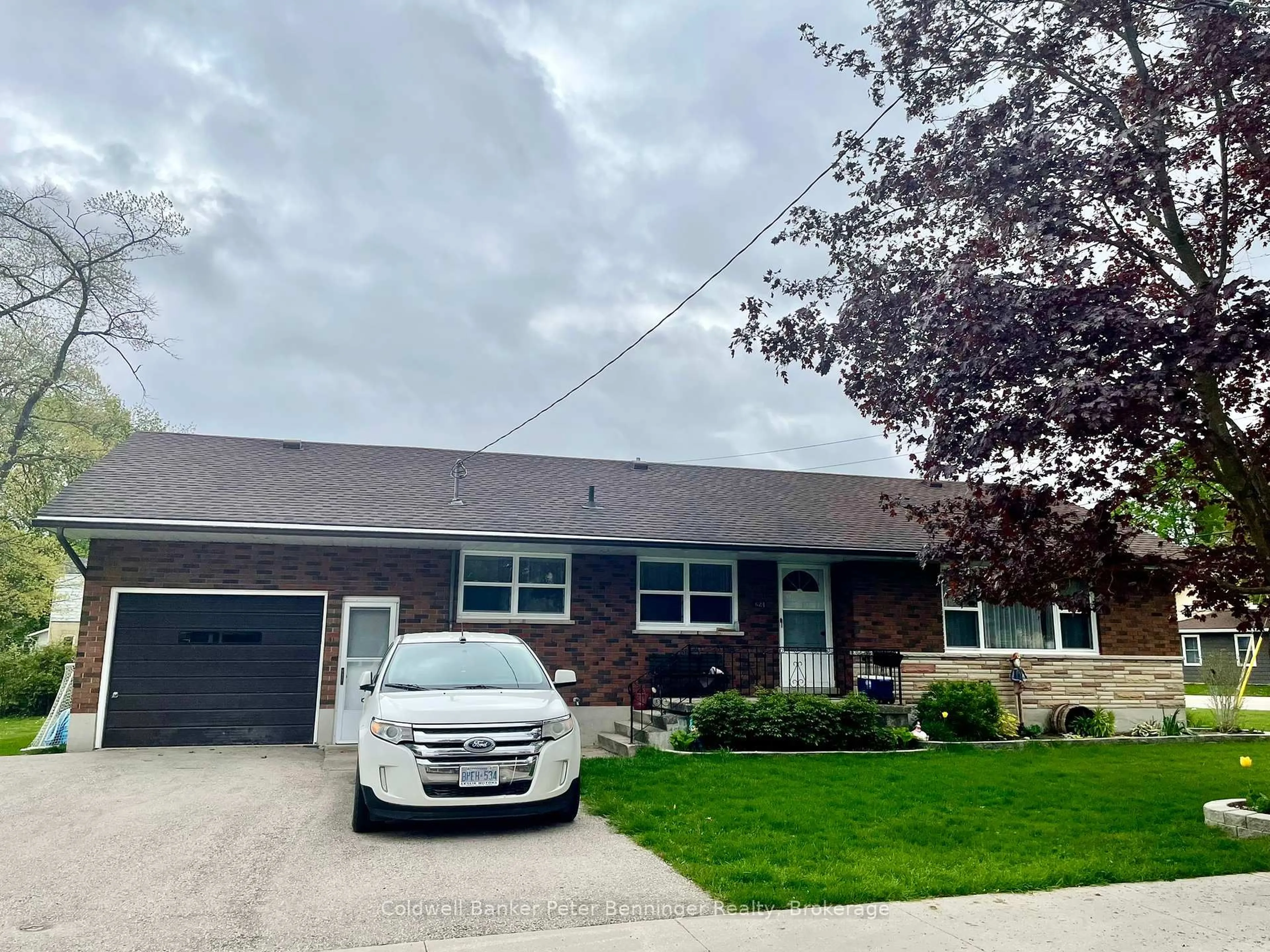 Home with vinyl exterior material, street for 624 Victoria St, Brockton Ontario N0G 2V0