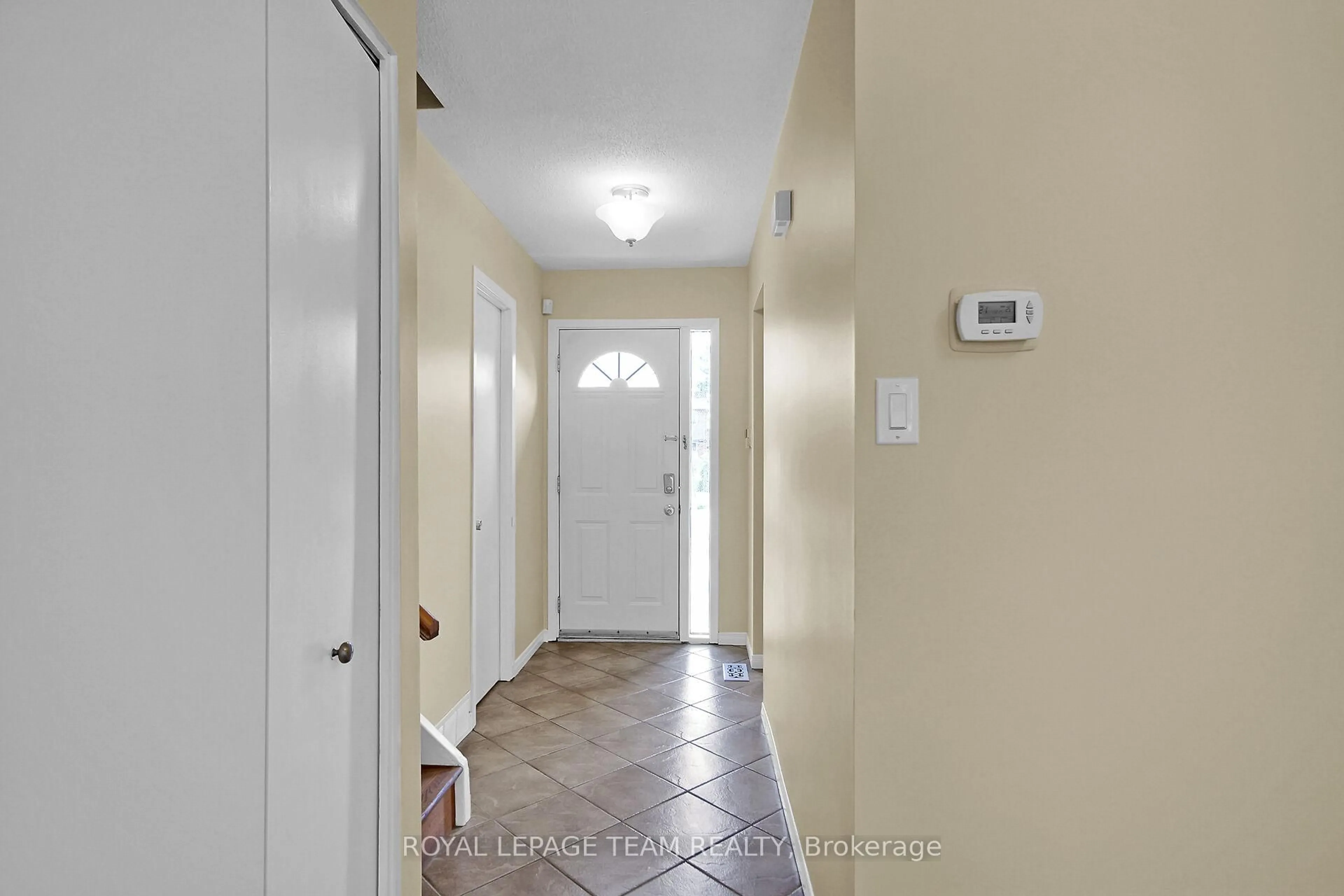 Indoor entryway for 12 Glencoe St #23, Nepean Ontario K2H 8S6