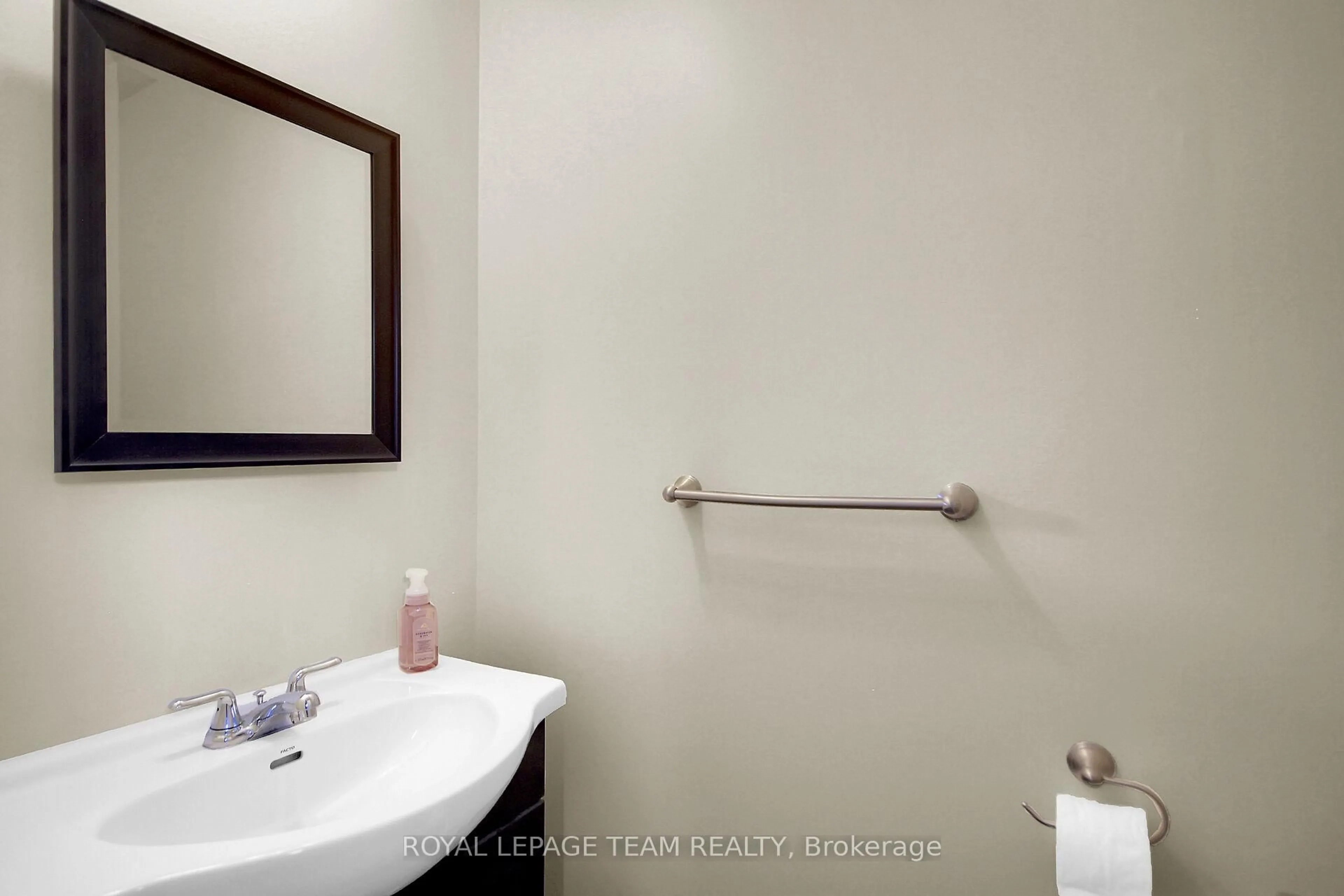Standard bathroom, ceramic/tile floor for 12 Glencoe St #23, Nepean Ontario K2H 8S6