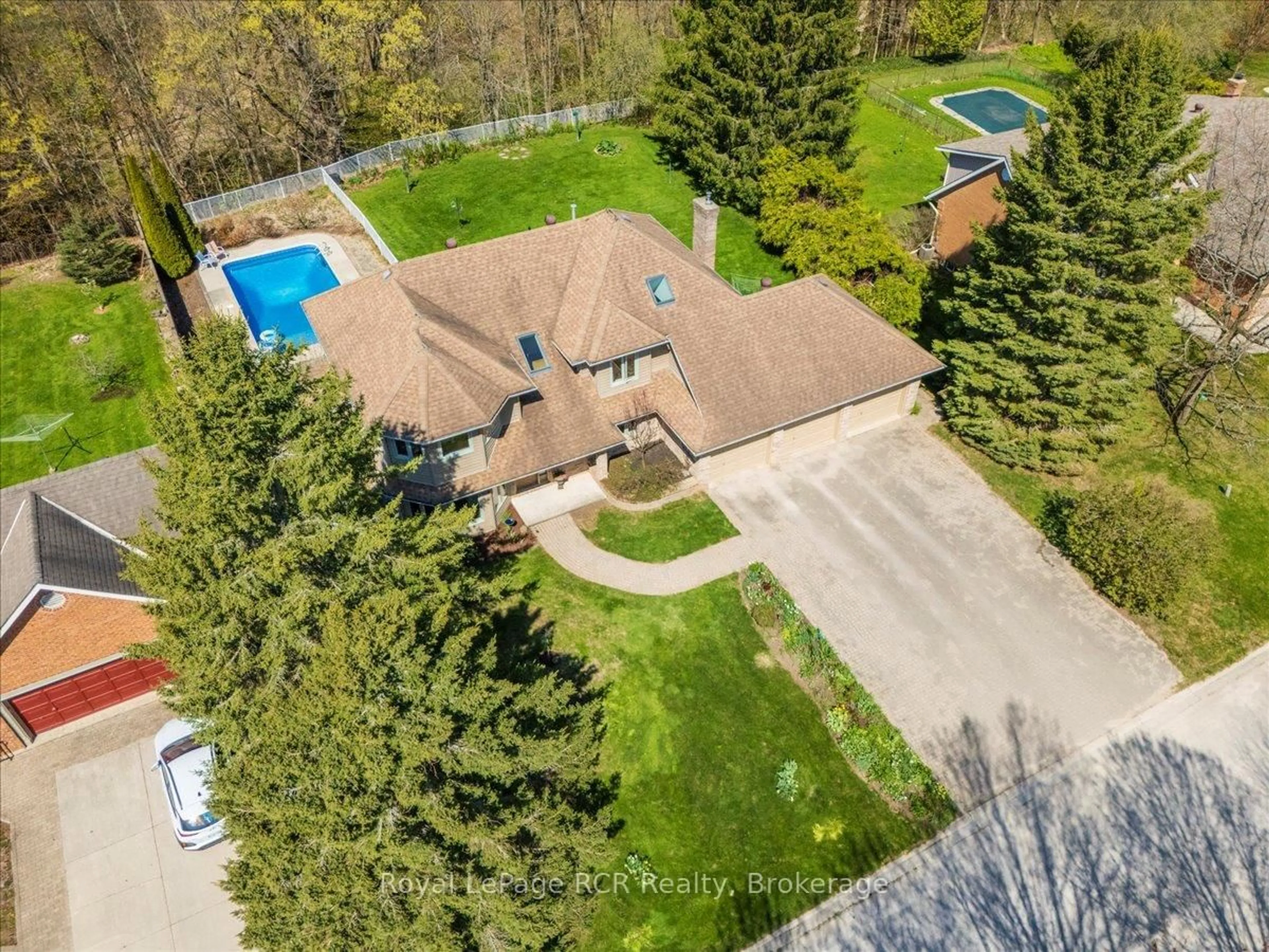 A pic from outside/outdoor area/front of a property/back of a property/a pic from drone, street for 174 Forest Hill Dr, Georgian Bluffs Ontario N4K 5N6