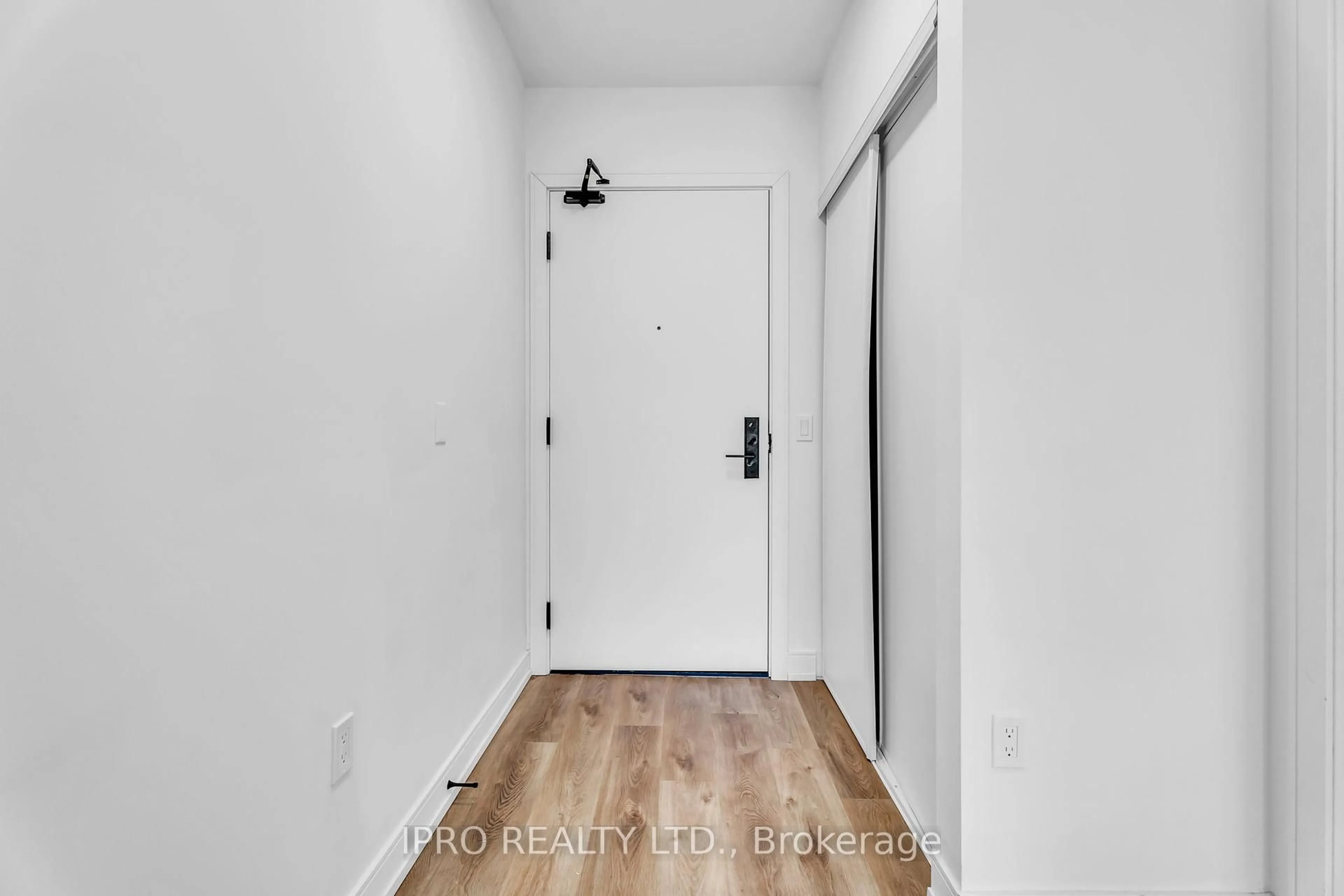 Indoor entryway for 1 Jarvis St #828, Hamilton Ontario L8R 3J2