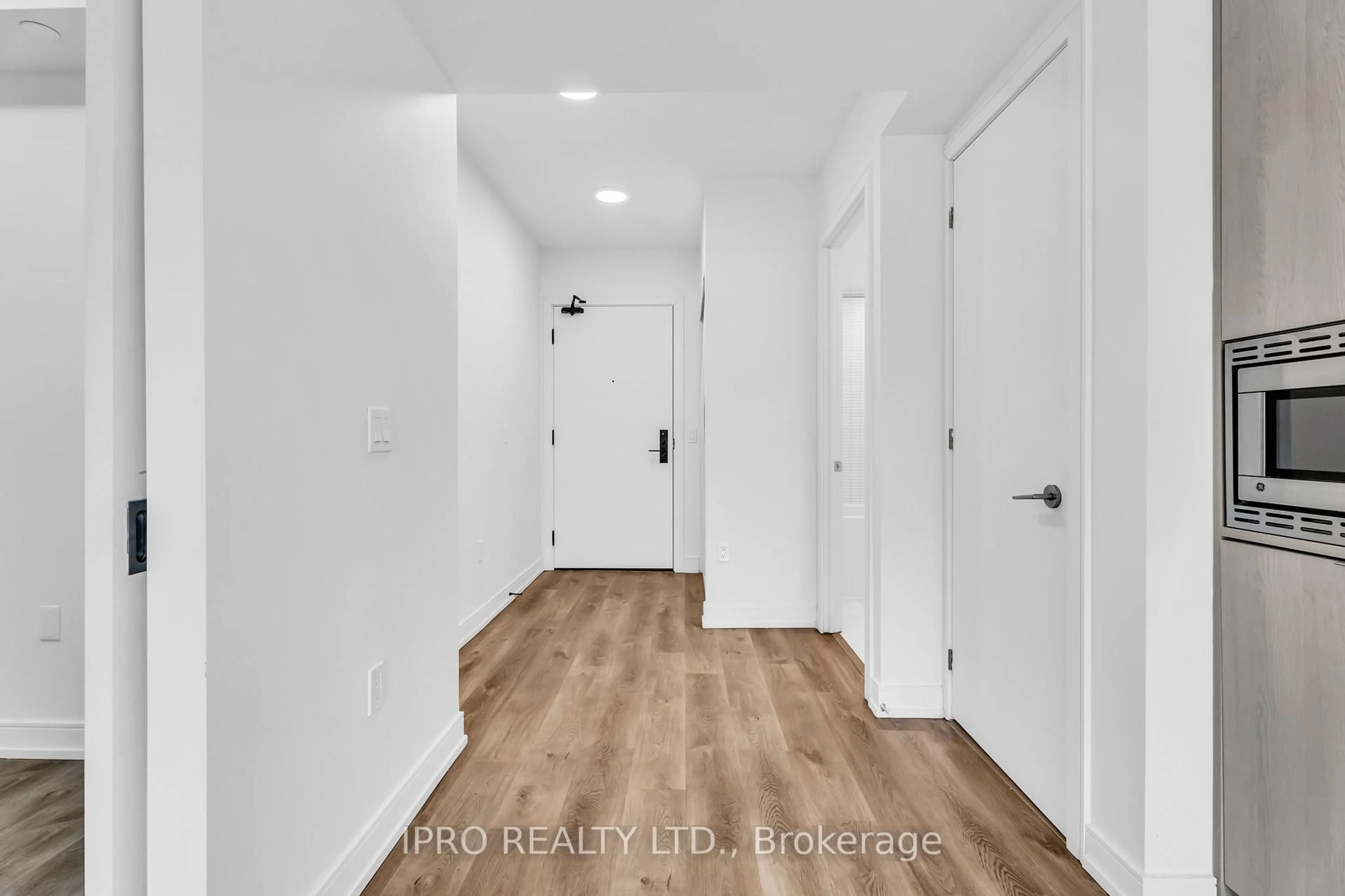 Indoor entryway for 1 Jarvis St #828, Hamilton Ontario L8R 3J2