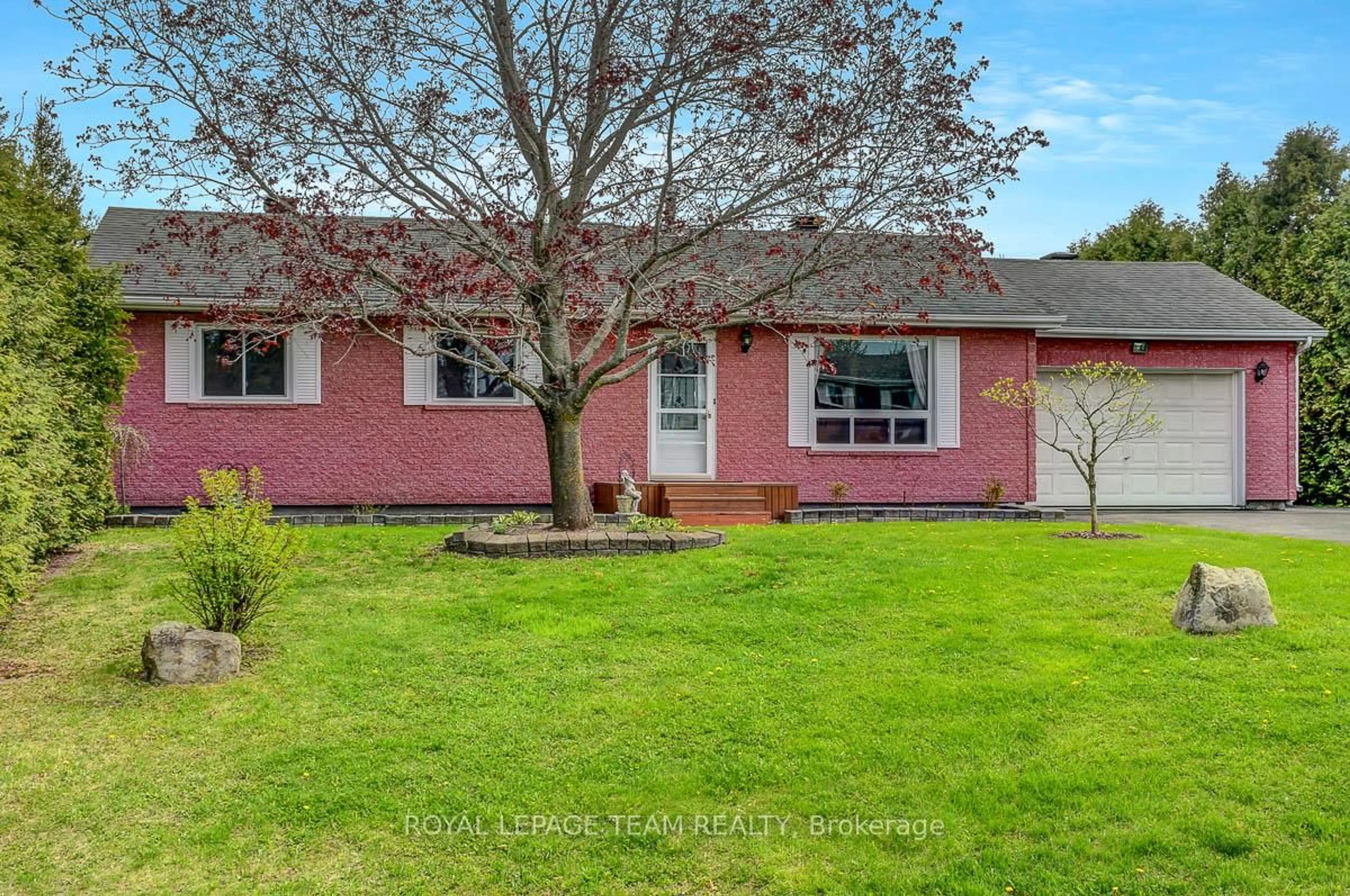 Home with vinyl exterior material, street for 2833 Glenwood Dr, Metcalfe Ontario K0A 2P0