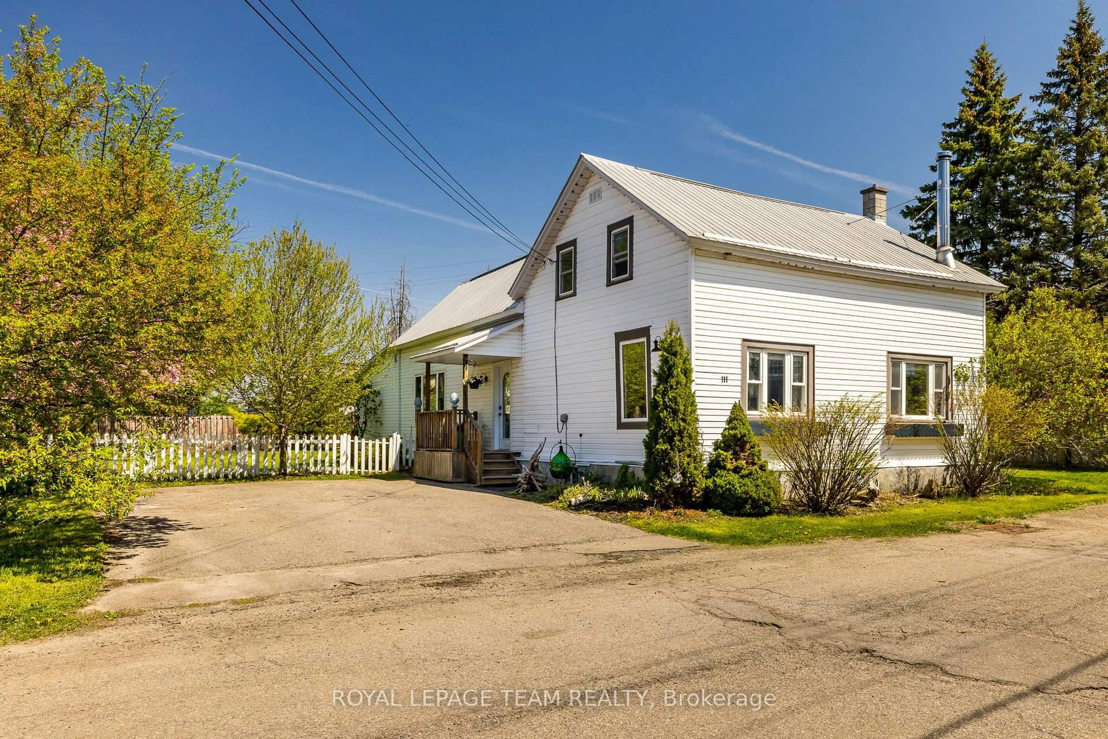 A pic from outside/outdoor area/front of a property/back of a property/a pic from drone, street for 111 William St, Merrickville-Wolford Ontario K0G 1N0