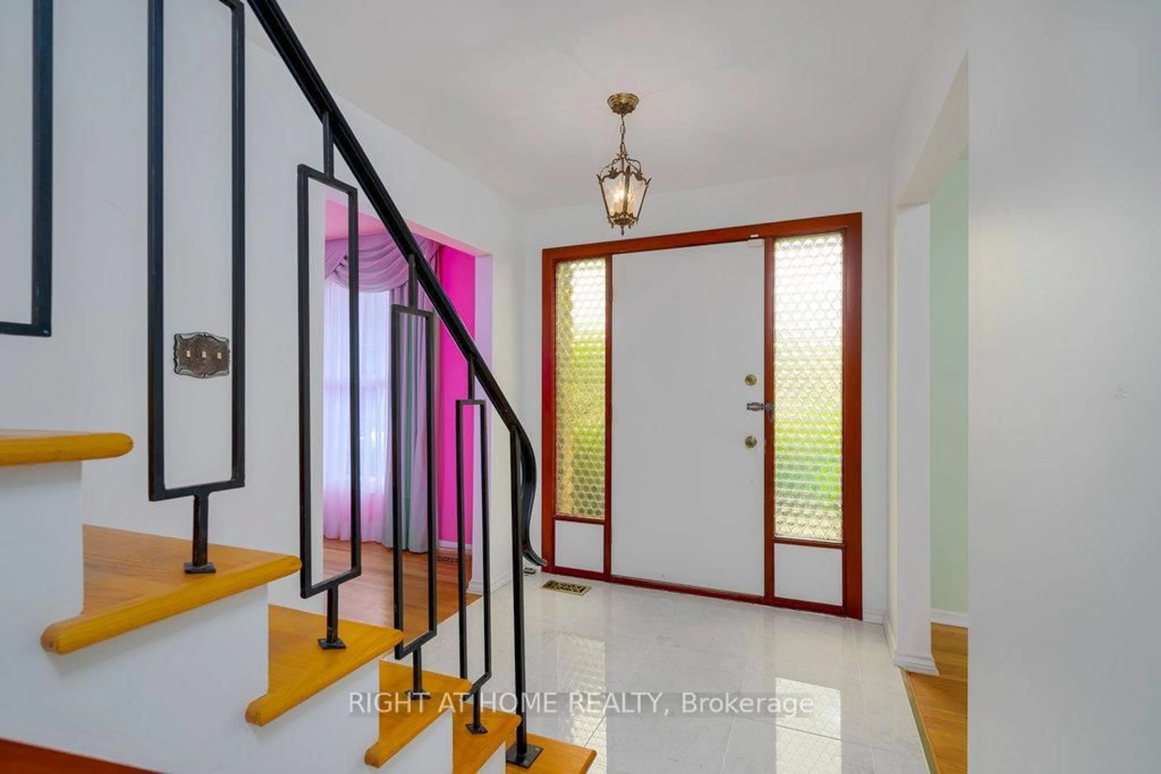 Indoor foyer for 2194 Hamelin Cres, Ottawa Ontario K1J 6L1