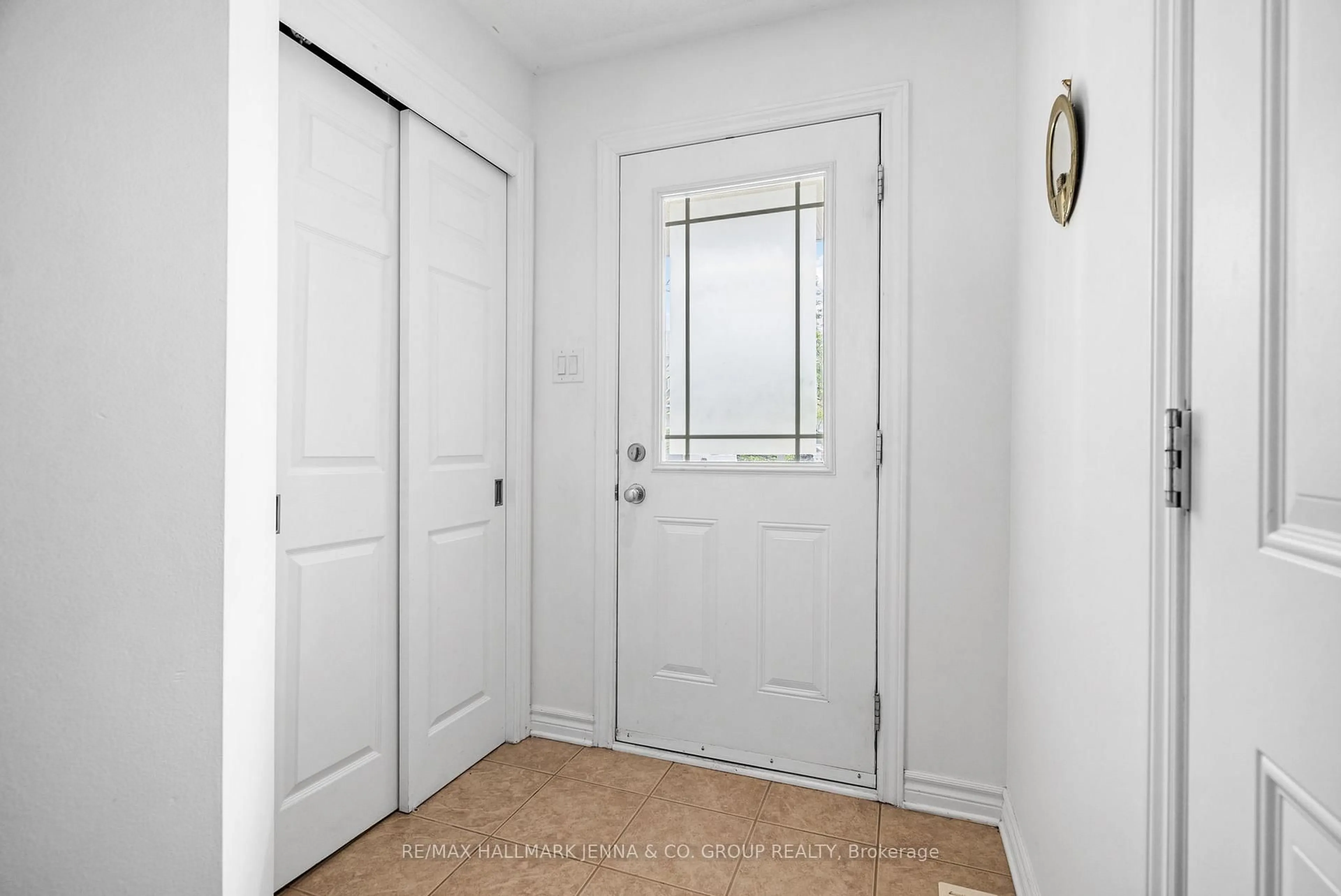 Indoor entryway for 277 Catamount Crt, Ottawa Ontario K2M 0A9