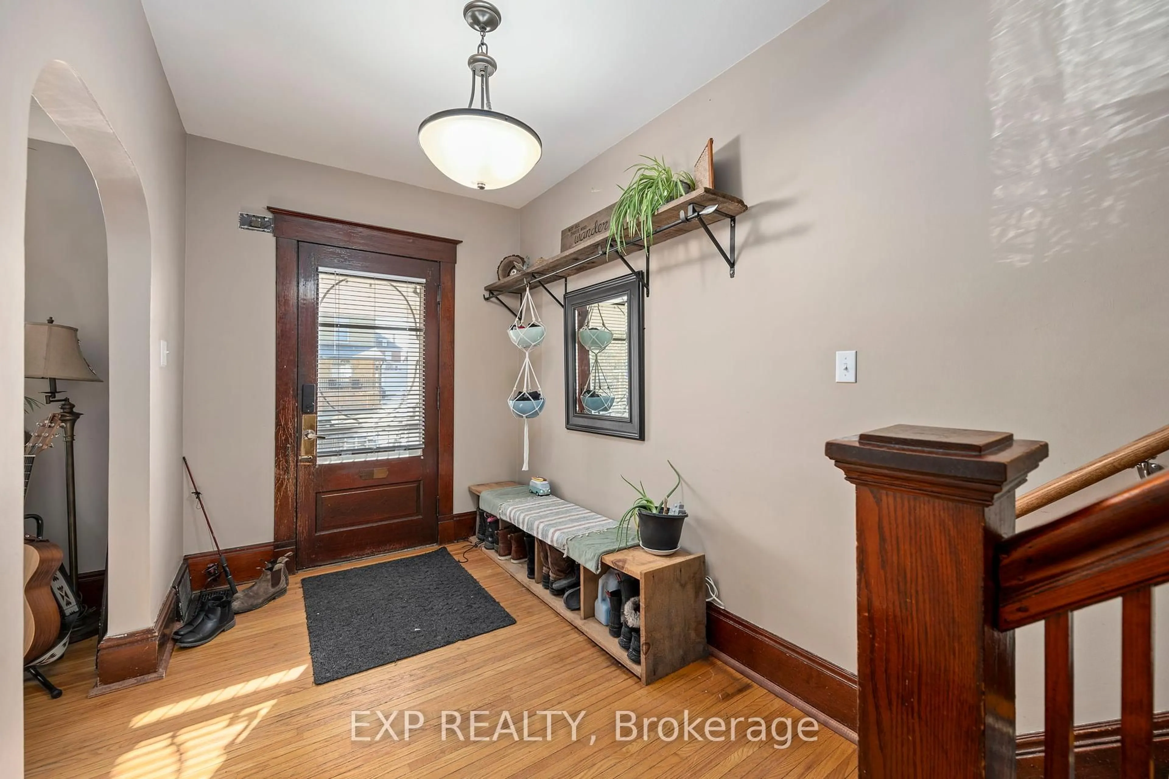 Indoor entryway for 11 West Ave, St. Thomas Ontario N5R 3P4