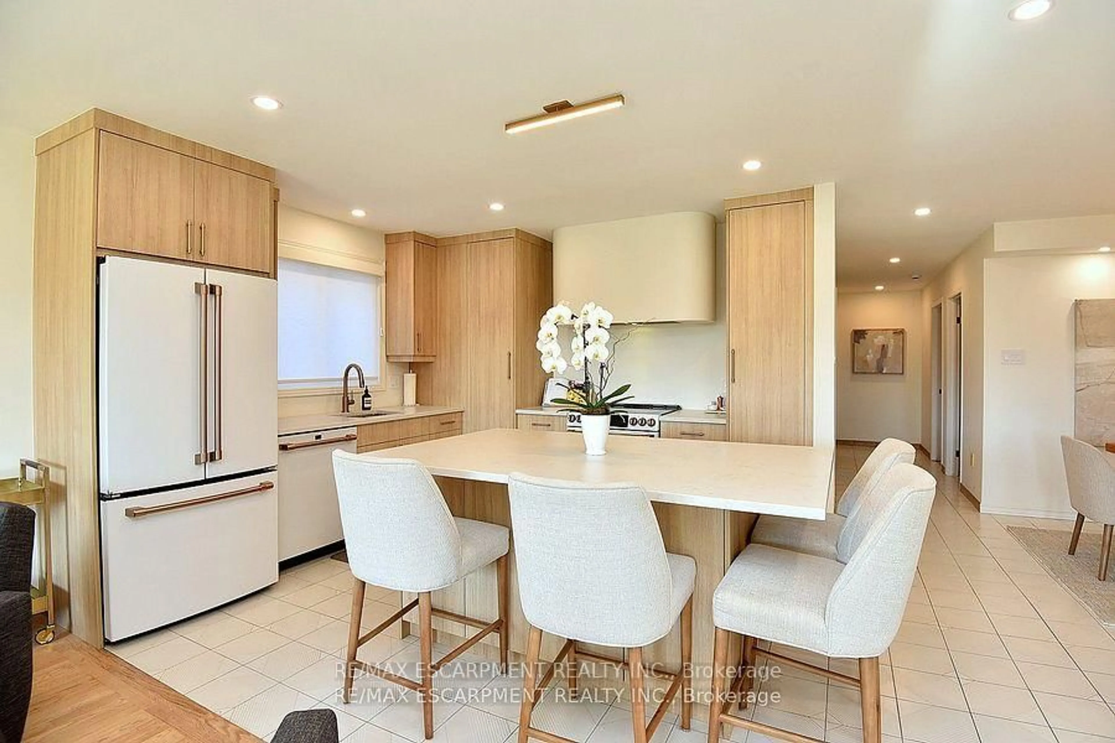 Contemporary kitchen, unknown for 81 Glenayr St, Hamilton Ontario L9C 7J2