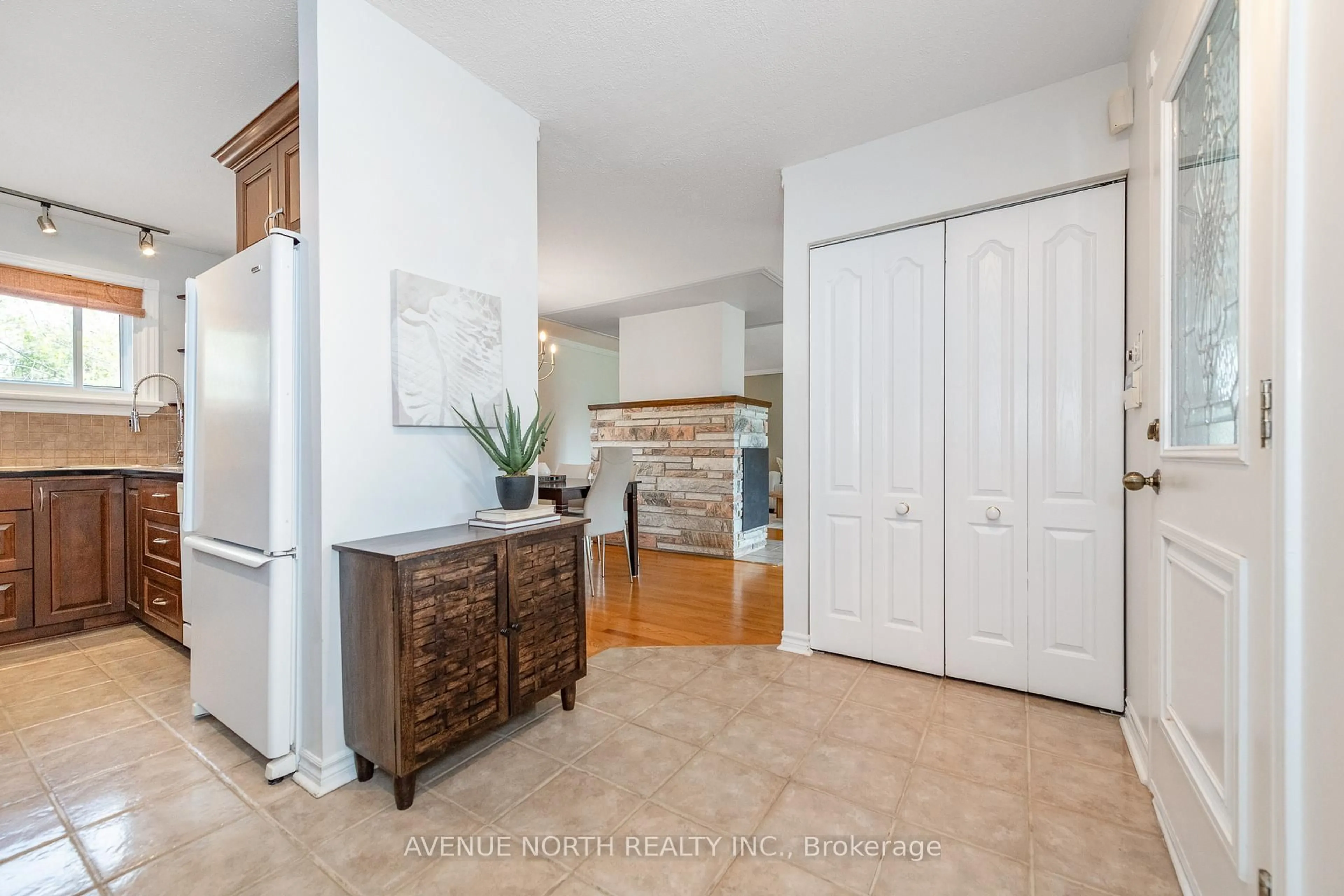 Indoor entryway for 63 WIGAN Dr, Ottawa Ontario K2E 6L2