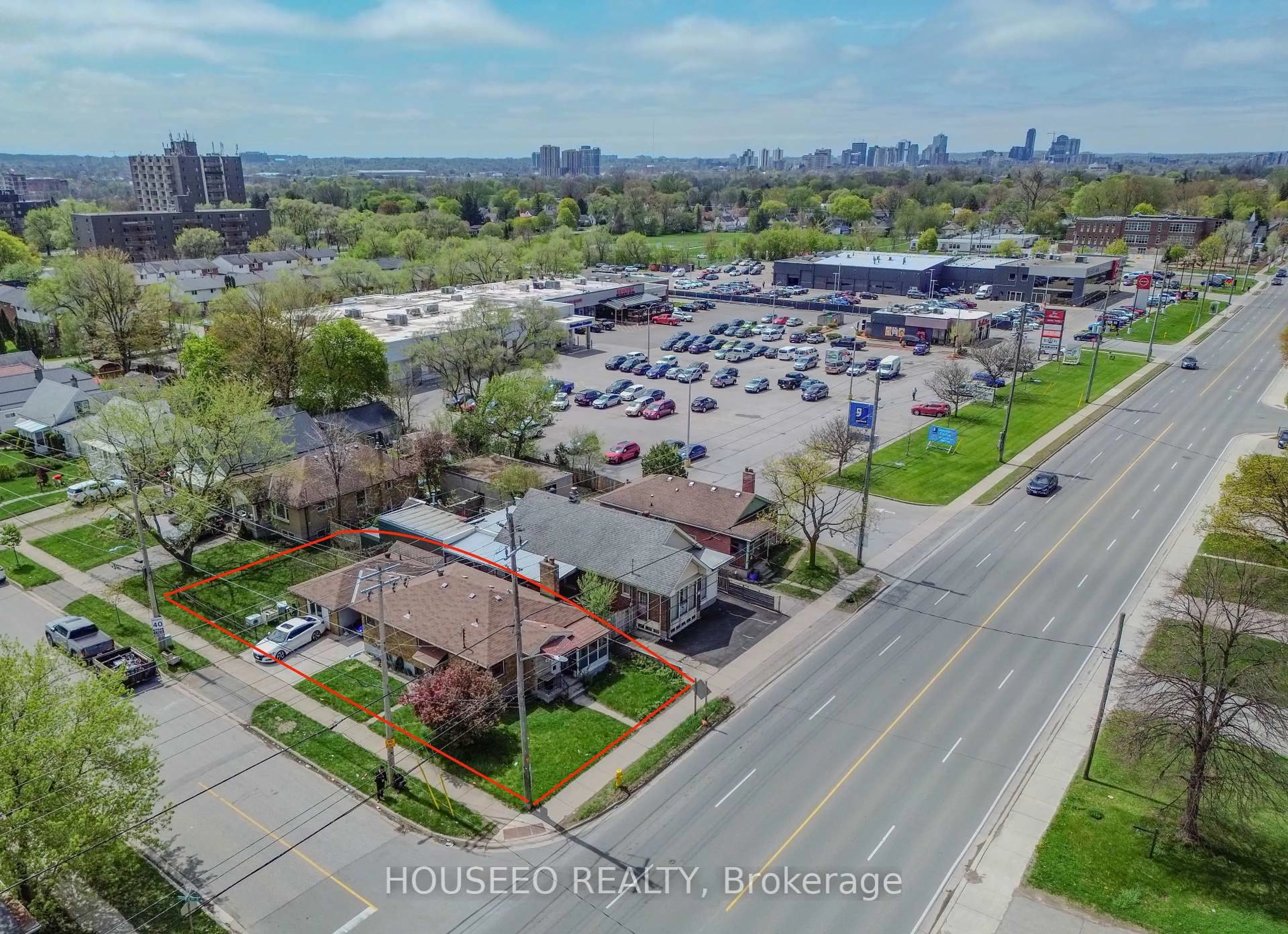 A pic from outside/outdoor area/front of a property/back of a property/a pic from drone, street for 1171 Oxford St, London East Ontario N5Y 3L7