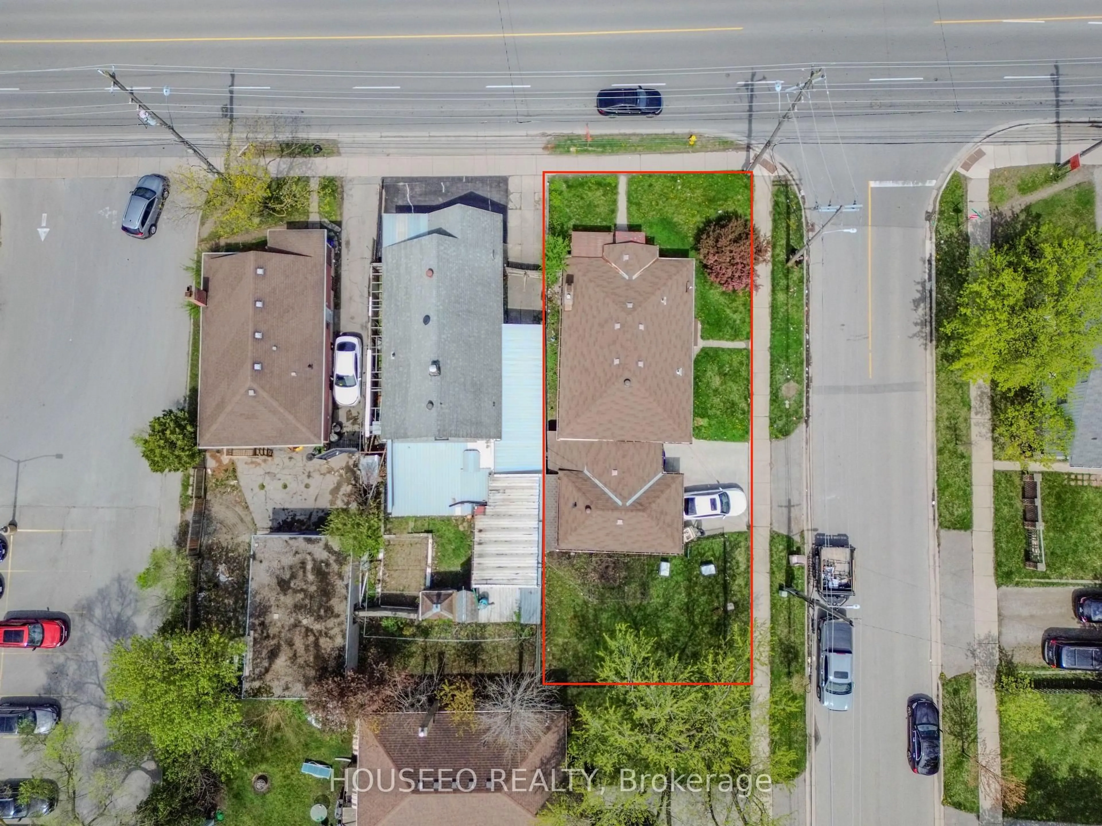 A pic from outside/outdoor area/front of a property/back of a property/a pic from drone, street for 1171 Oxford St, London East Ontario N5Y 3L7