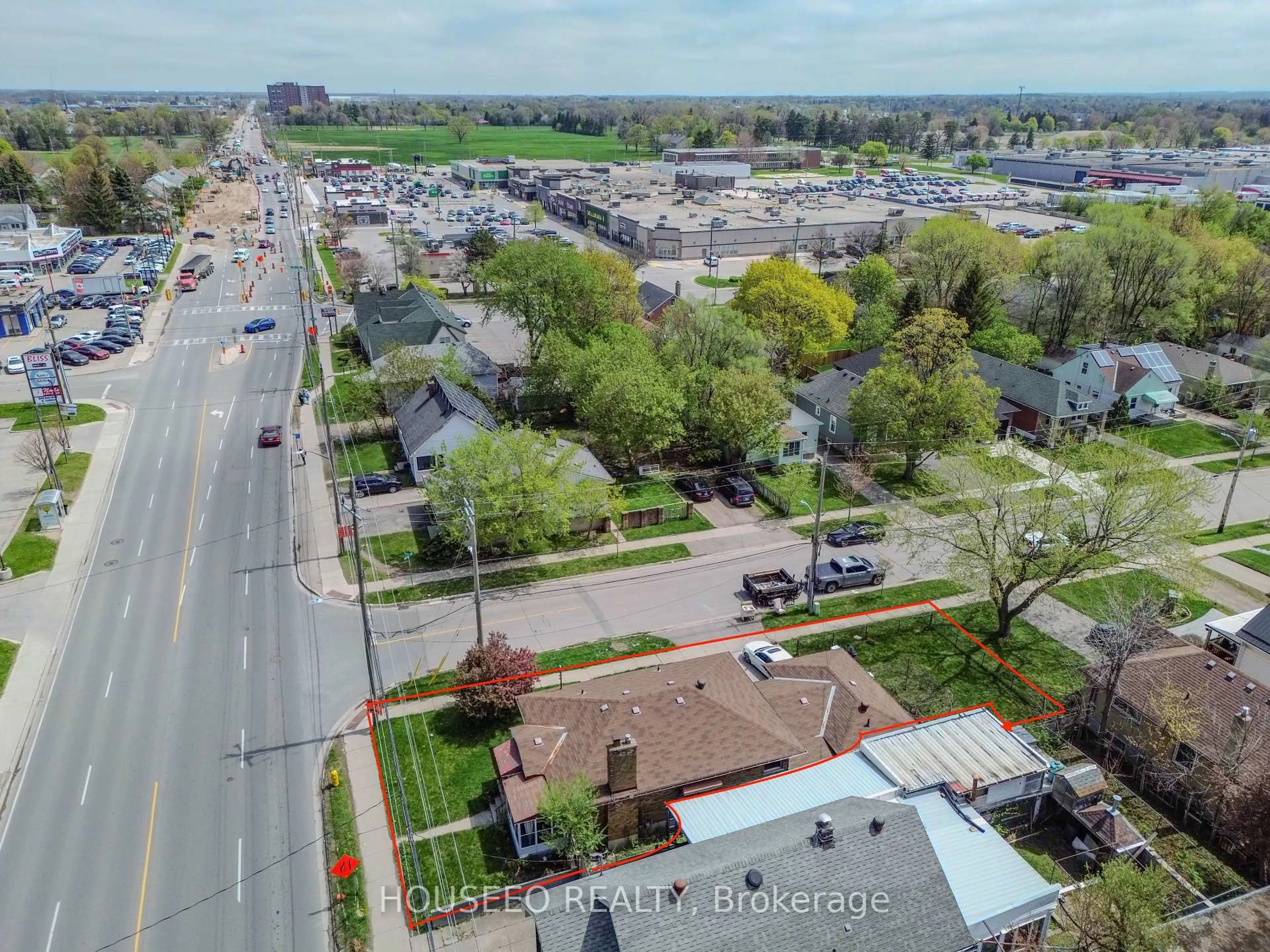 A pic from outside/outdoor area/front of a property/back of a property/a pic from drone, street for 1171 Oxford St, London East Ontario N5Y 3L7