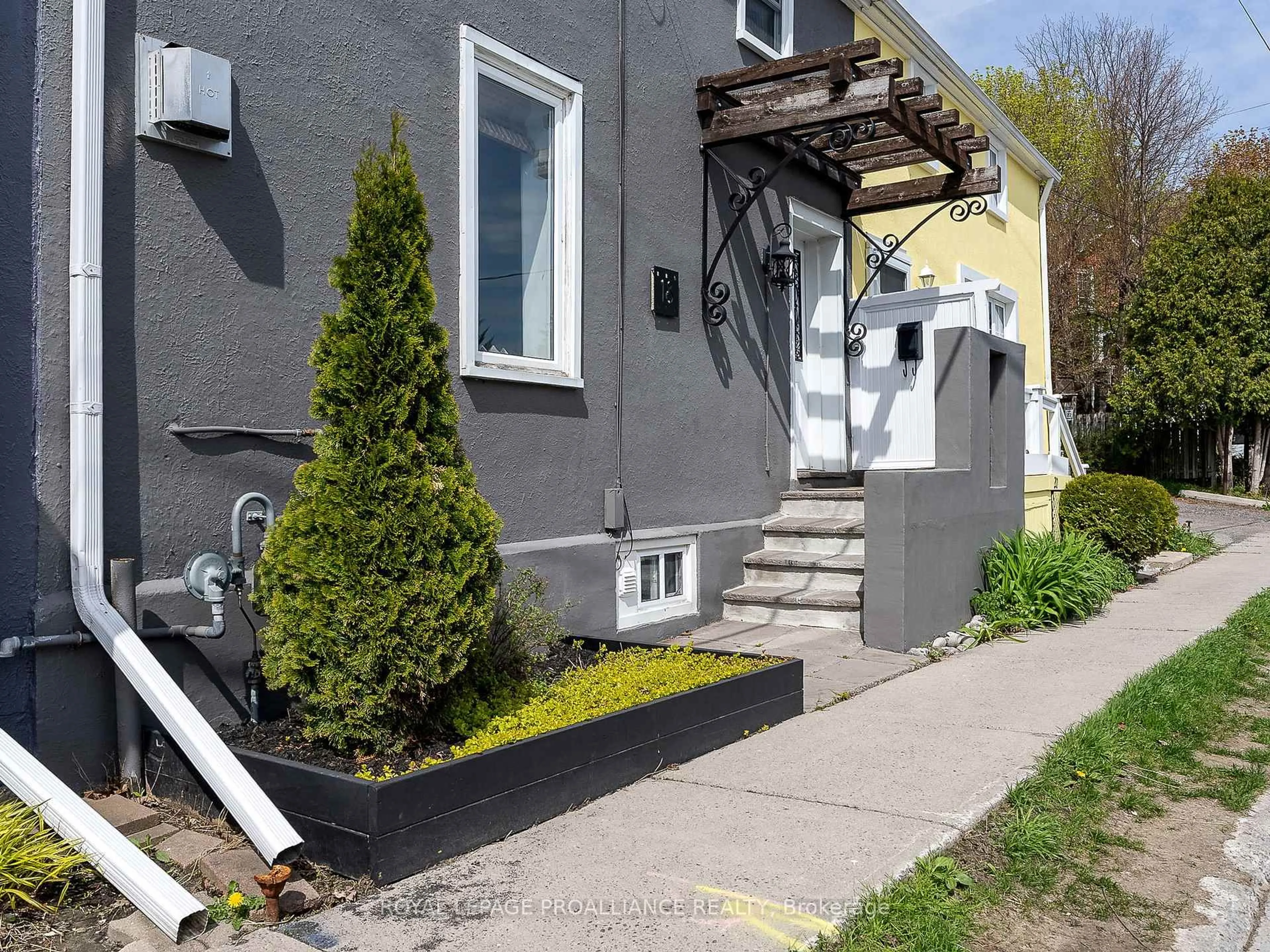 Patio, street for 18 Cavan St, Port Hope Ontario L1A 3B4