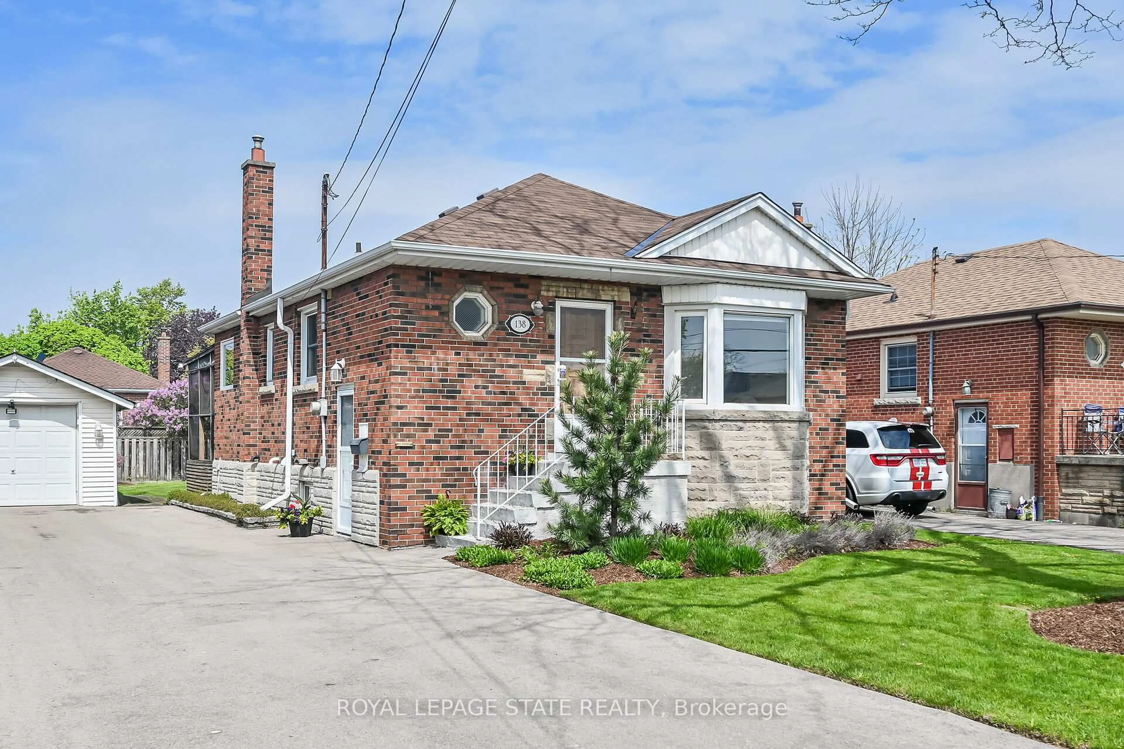 Home with brick exterior material, street for 138 East 33rd St, Hamilton Ontario L8V 3T4