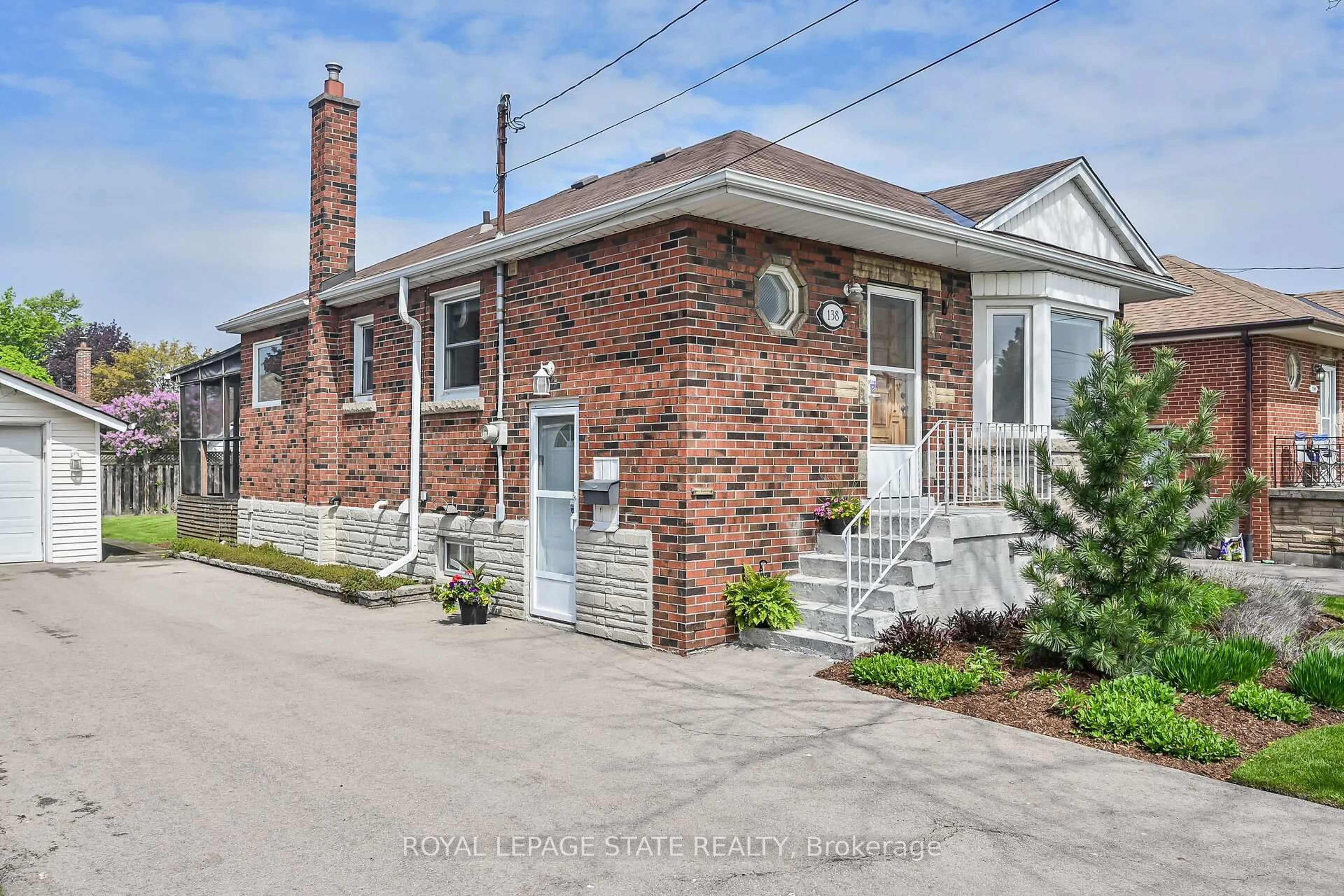 Home with brick exterior material, street for 138 East 33rd St, Hamilton Ontario L8V 3T4