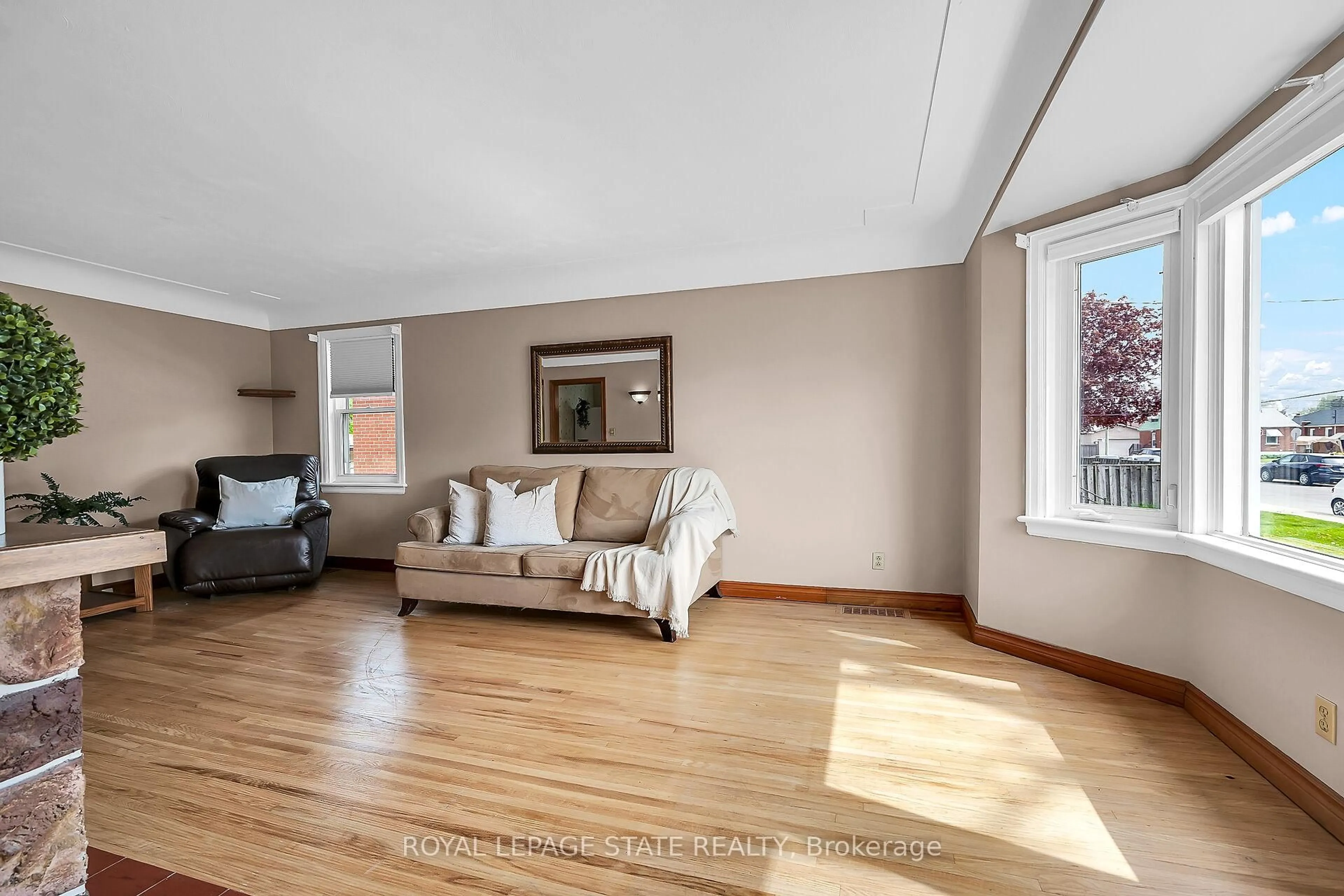 Living room with furniture, unknown for 138 East 33rd St, Hamilton Ontario L8V 3T4