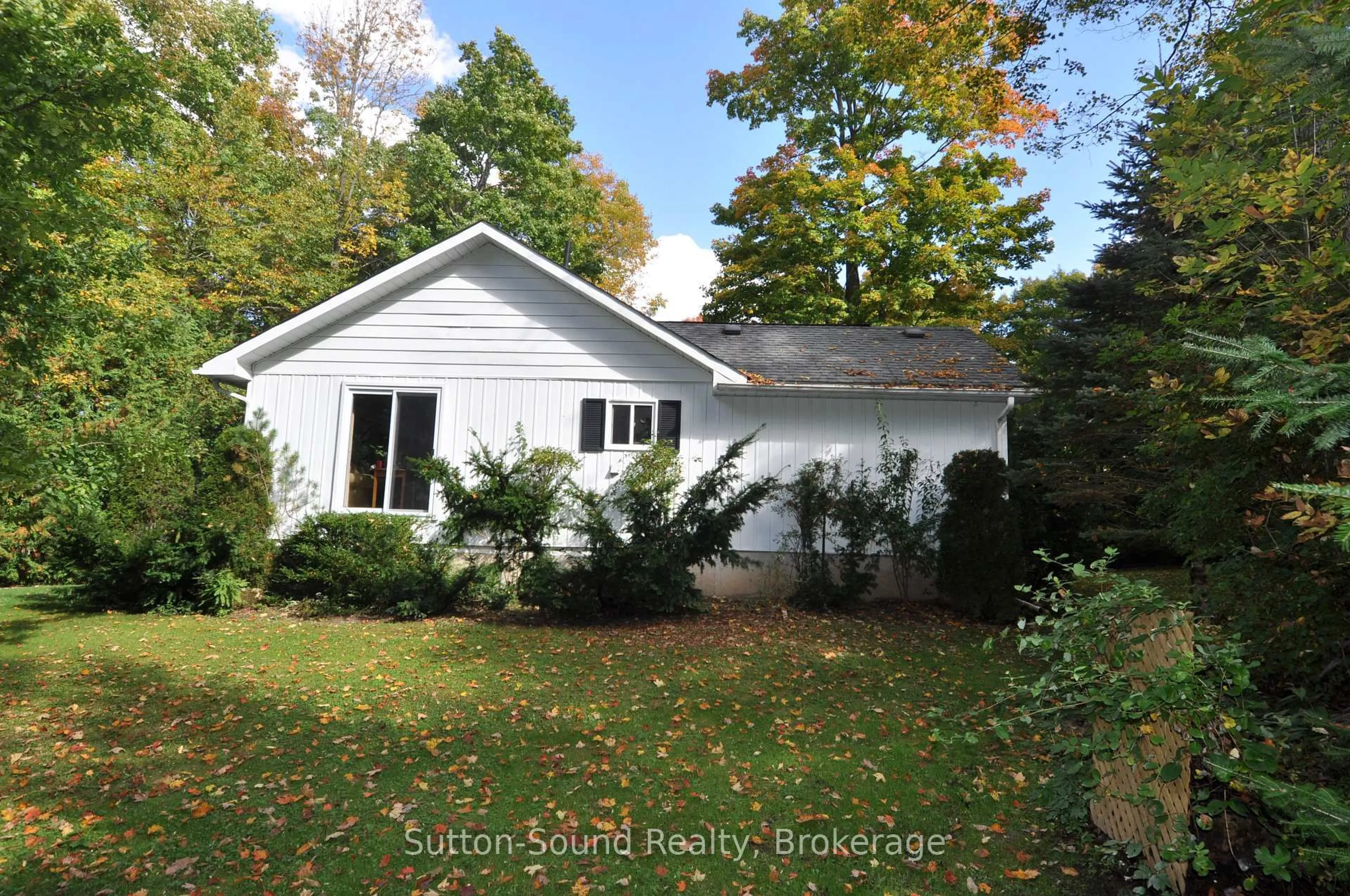 Home with vinyl exterior material, street for 362534 Lindenwood Rd, Georgian Bluffs Ontario N0H 2T0