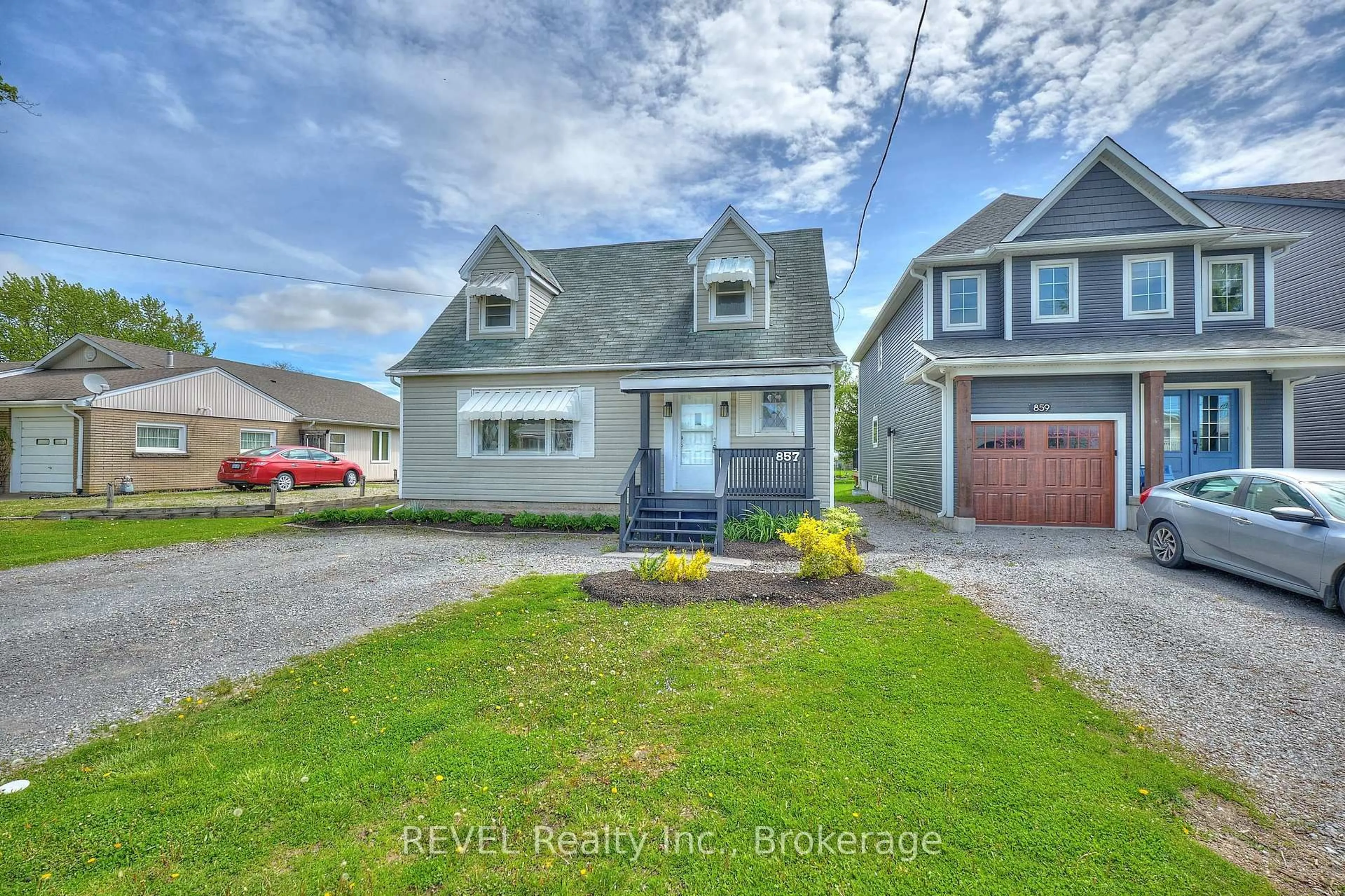 A pic from outside/outdoor area/front of a property/back of a property/a pic from drone, street for 857 Southworth St, Welland Ontario L3B 2A2